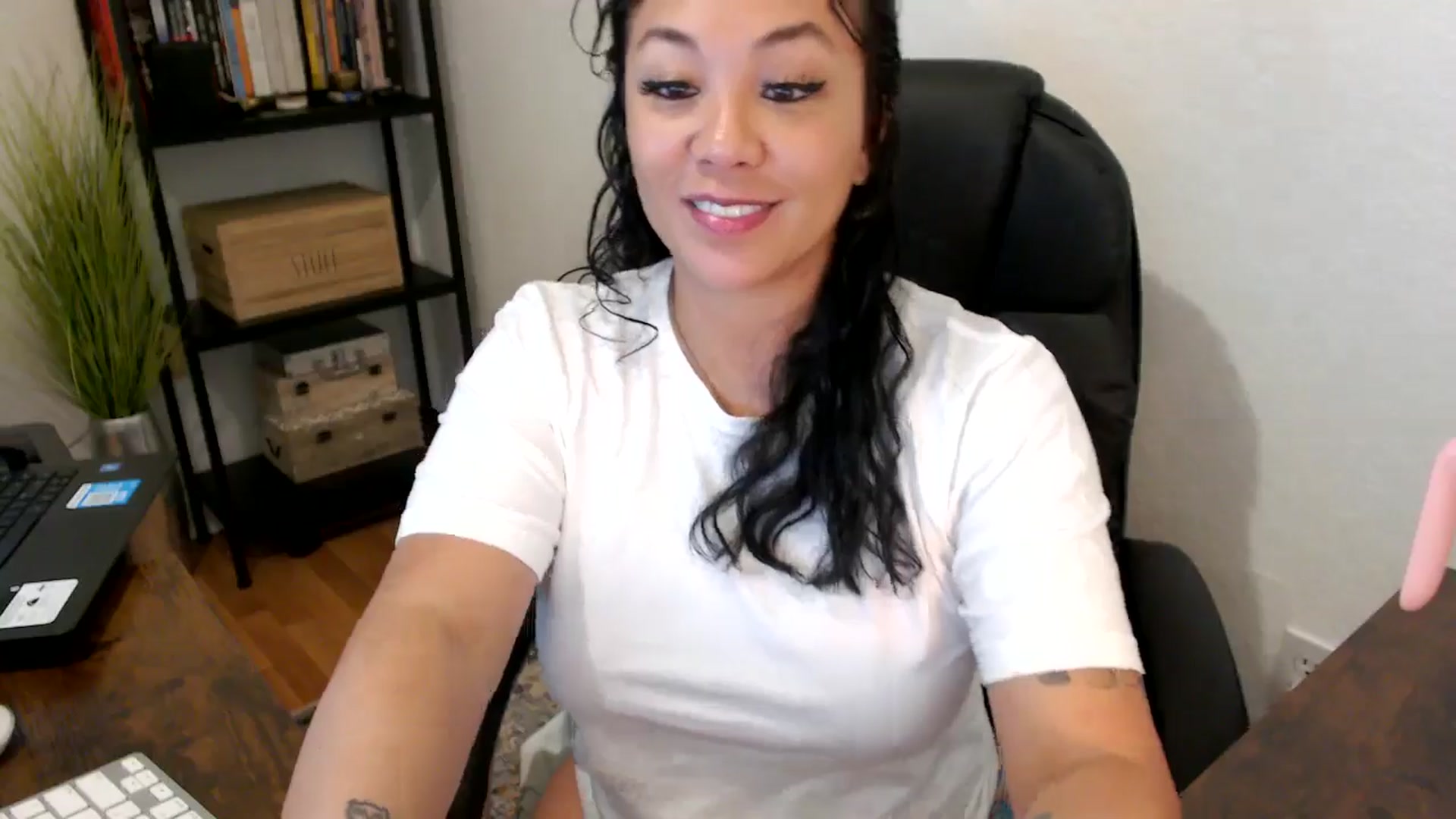 Gallery image thumbnail from MickaylaMoon's myfreecams stream on, 08/20/2024, 15:10 image 15 of 20