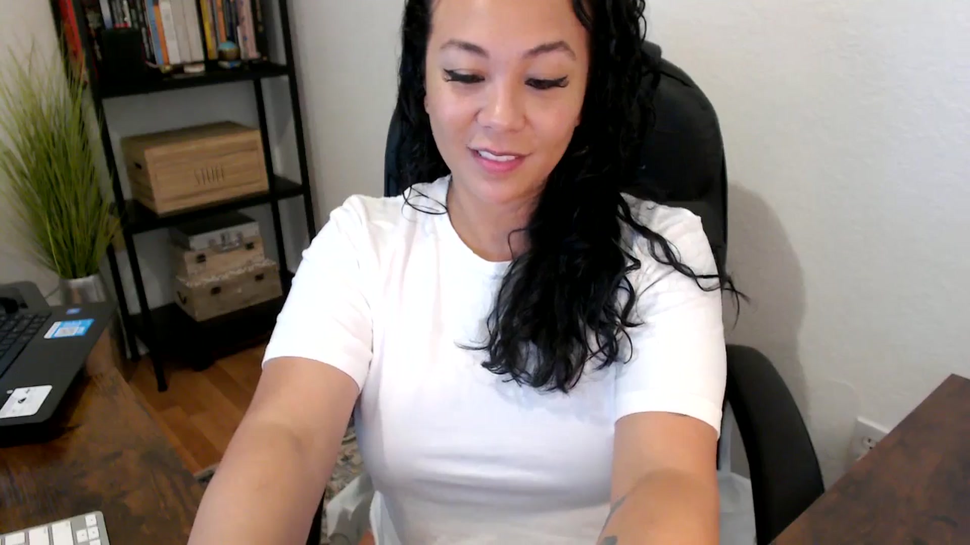 Gallery image thumbnail from MickaylaMoon's myfreecams stream on, 08/20/2024, 15:35 image 7 of 20
