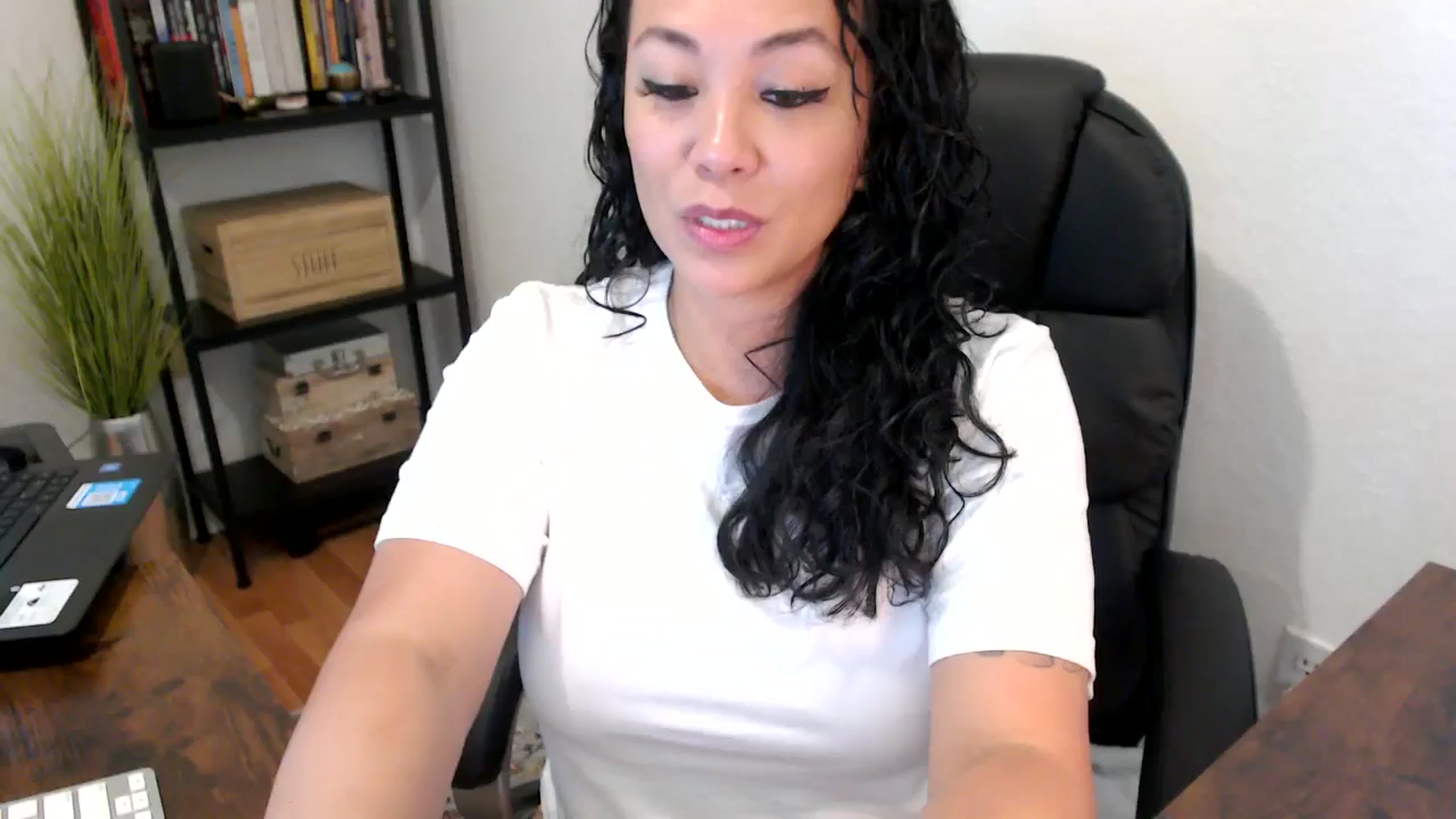 Gallery image thumbnail from MickaylaMoon's myfreecams stream on, 08/20/2024, 15:35 image 13 of 20