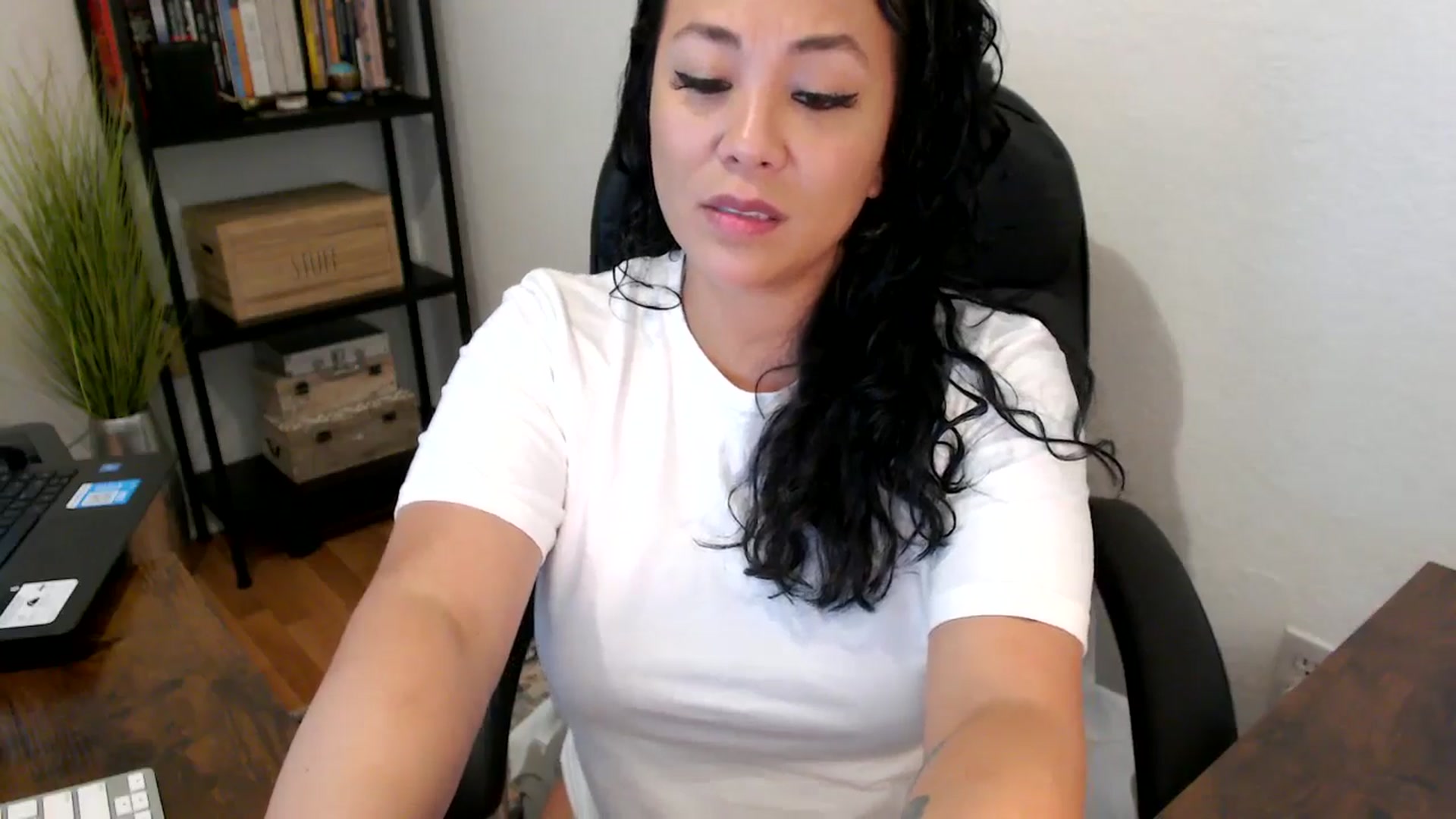 Gallery image thumbnail from MickaylaMoon's myfreecams stream on, 08/20/2024, 15:35 image 4 of 20