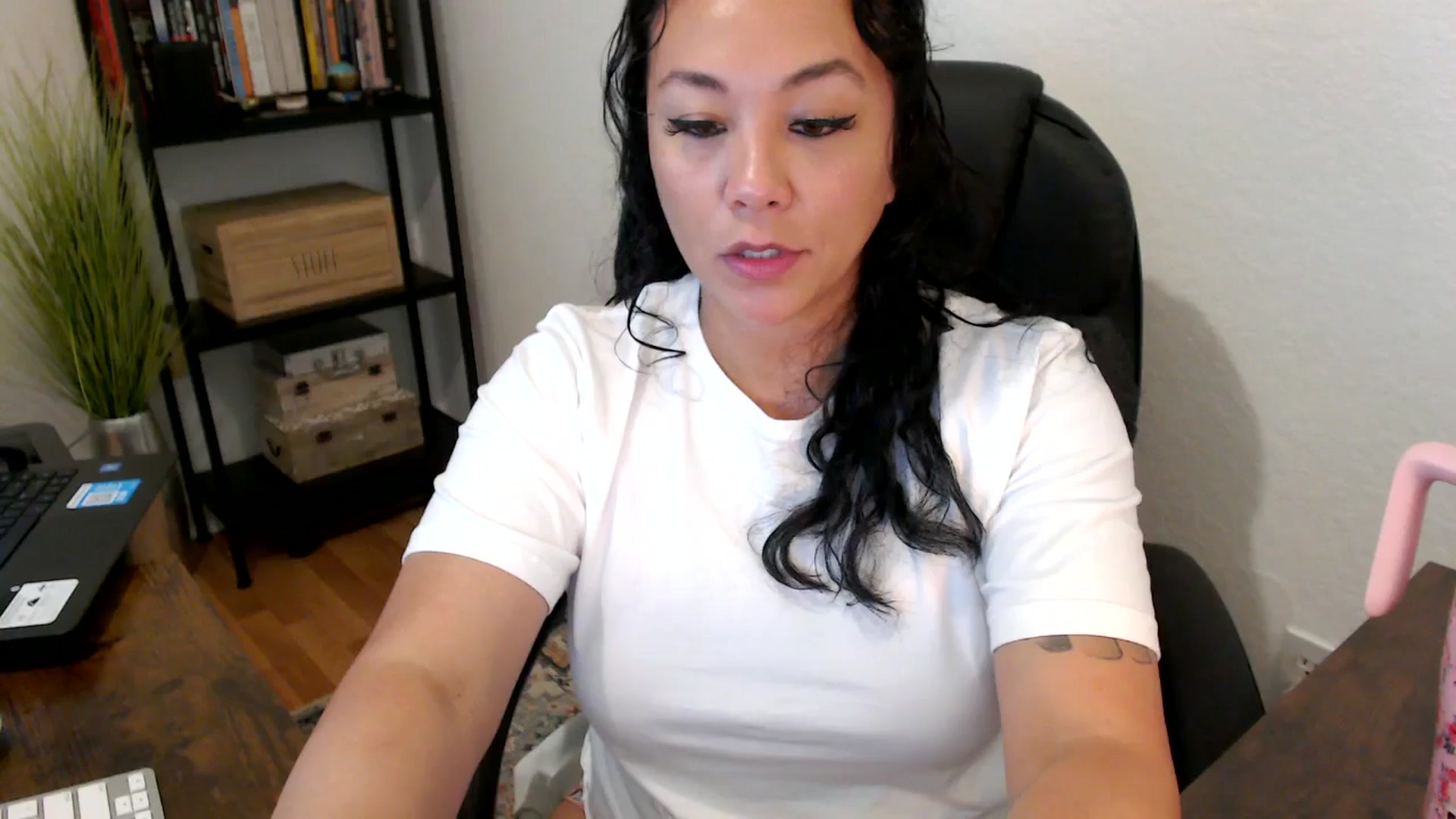 Gallery image thumbnail from MickaylaMoon's myfreecams stream on, 08/20/2024, 16:12 image 16 of 20