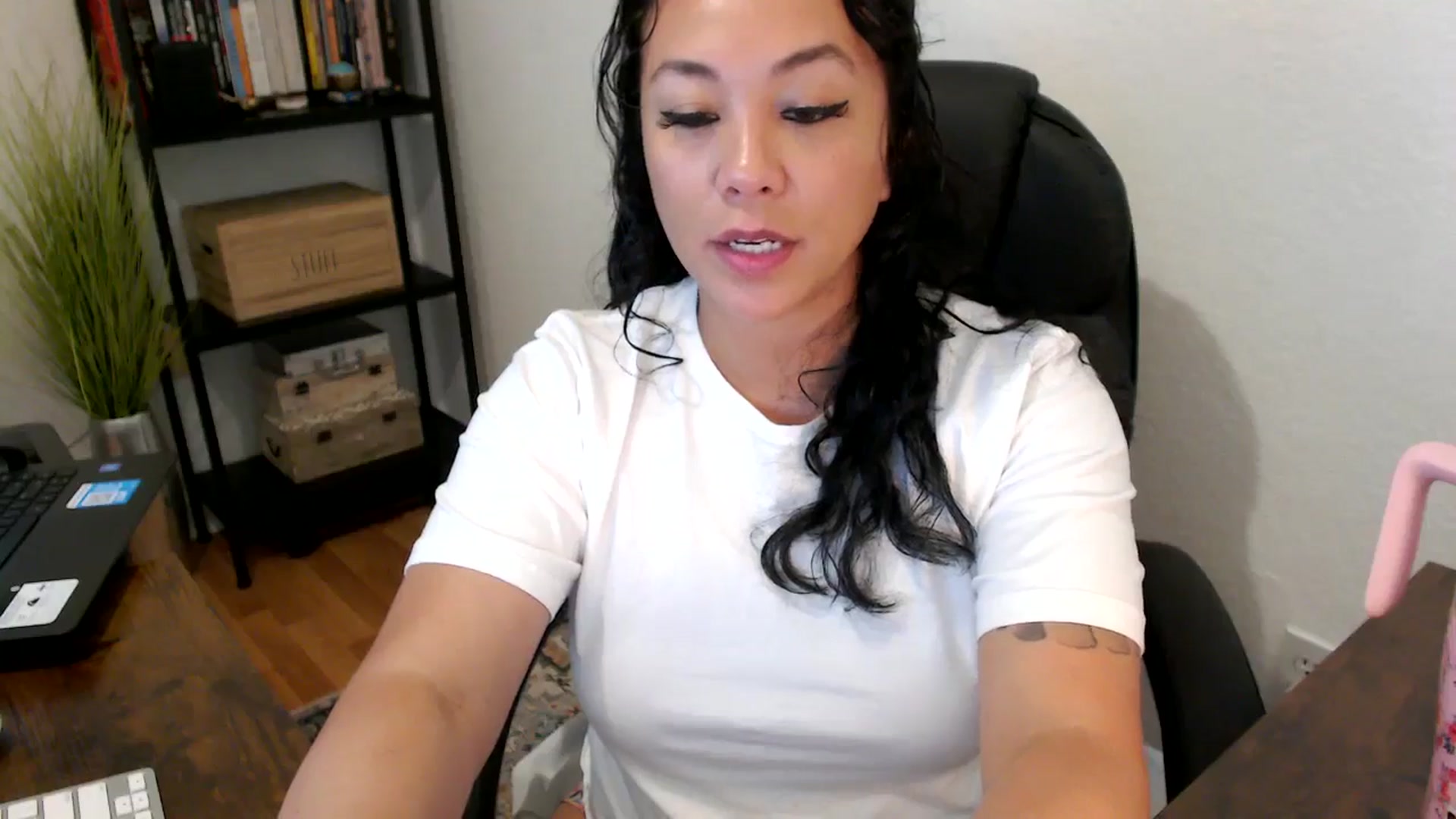 Gallery image thumbnail from MickaylaMoon's myfreecams stream on, 08/20/2024, 16:12 image 17 of 20