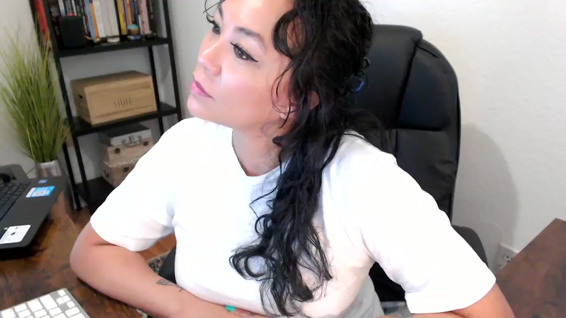Gallery image thumbnail from MickaylaMoon's myfreecams stream on, 08/20/2024, 17:43 image 5 of 20