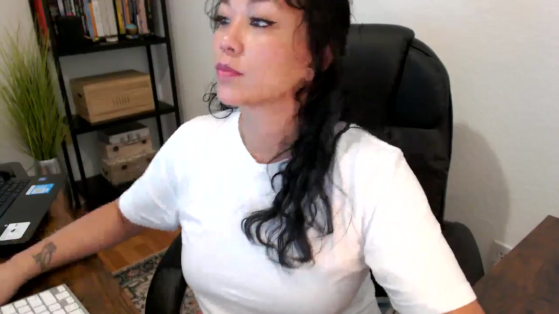 Gallery image thumbnail from MickaylaMoon's myfreecams stream on, 08/20/2024, 17:43 image 4 of 20
