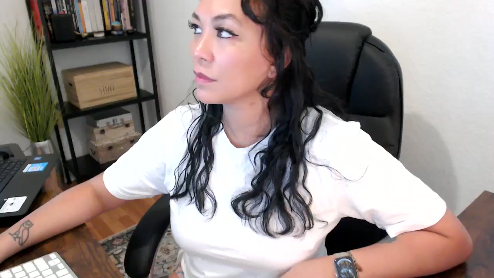 Gallery image thumbnail from MickaylaMoon's myfreecams stream on, 08/20/2024, 18:07 image 1 of 20