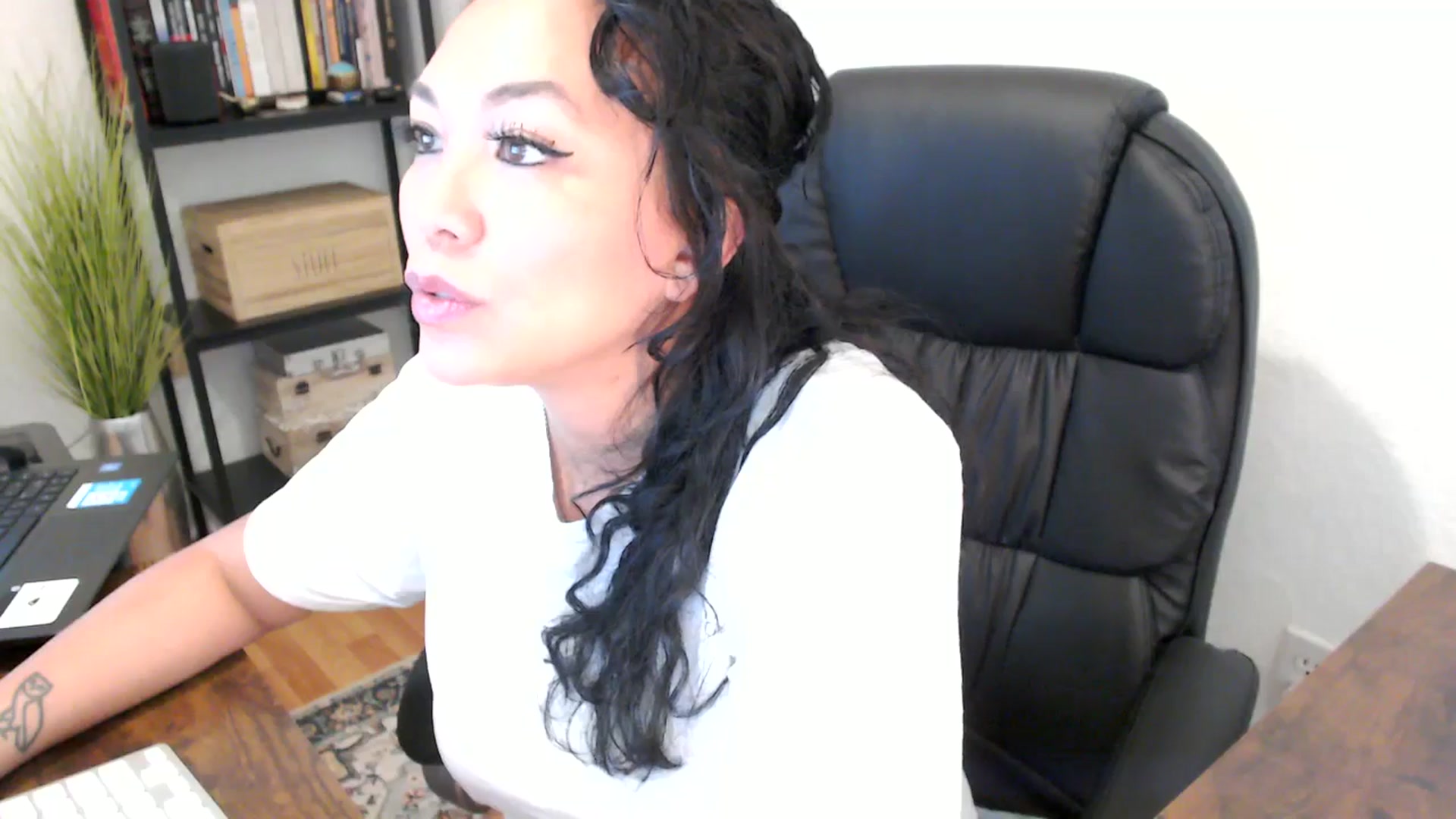 Gallery image thumbnail from MickaylaMoon's myfreecams stream on, 08/20/2024, 18:07 image 14 of 20