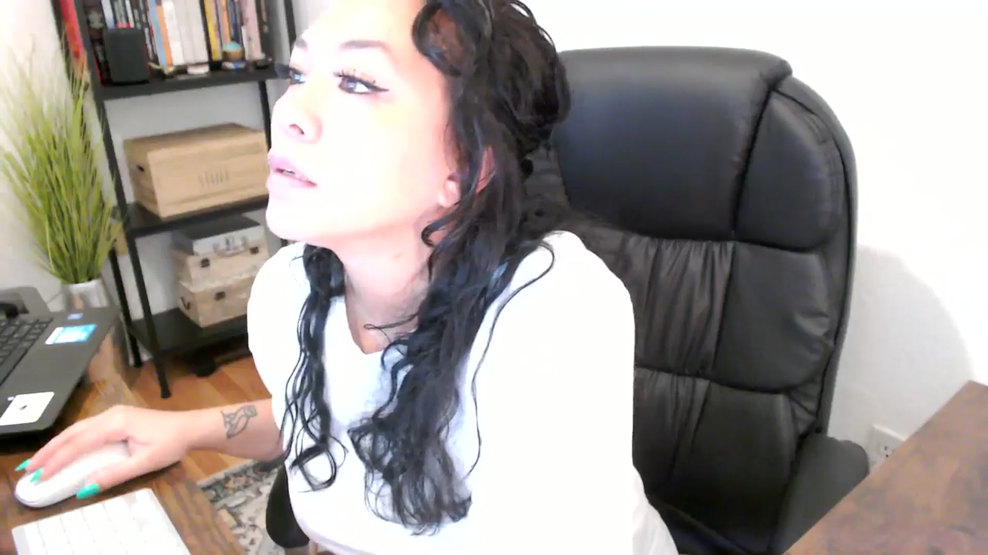 Gallery image thumbnail from MickaylaMoon's myfreecams stream on, 08/20/2024, 18:56 image 14 of 20