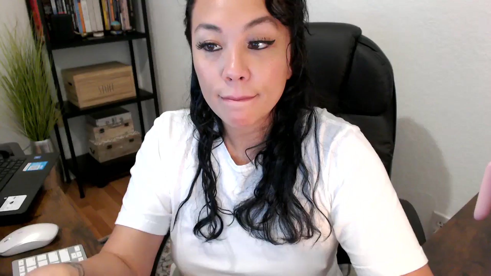 Gallery image thumbnail from MickaylaMoon's myfreecams stream on, 08/20/2024, 18:56 image 8 of 20