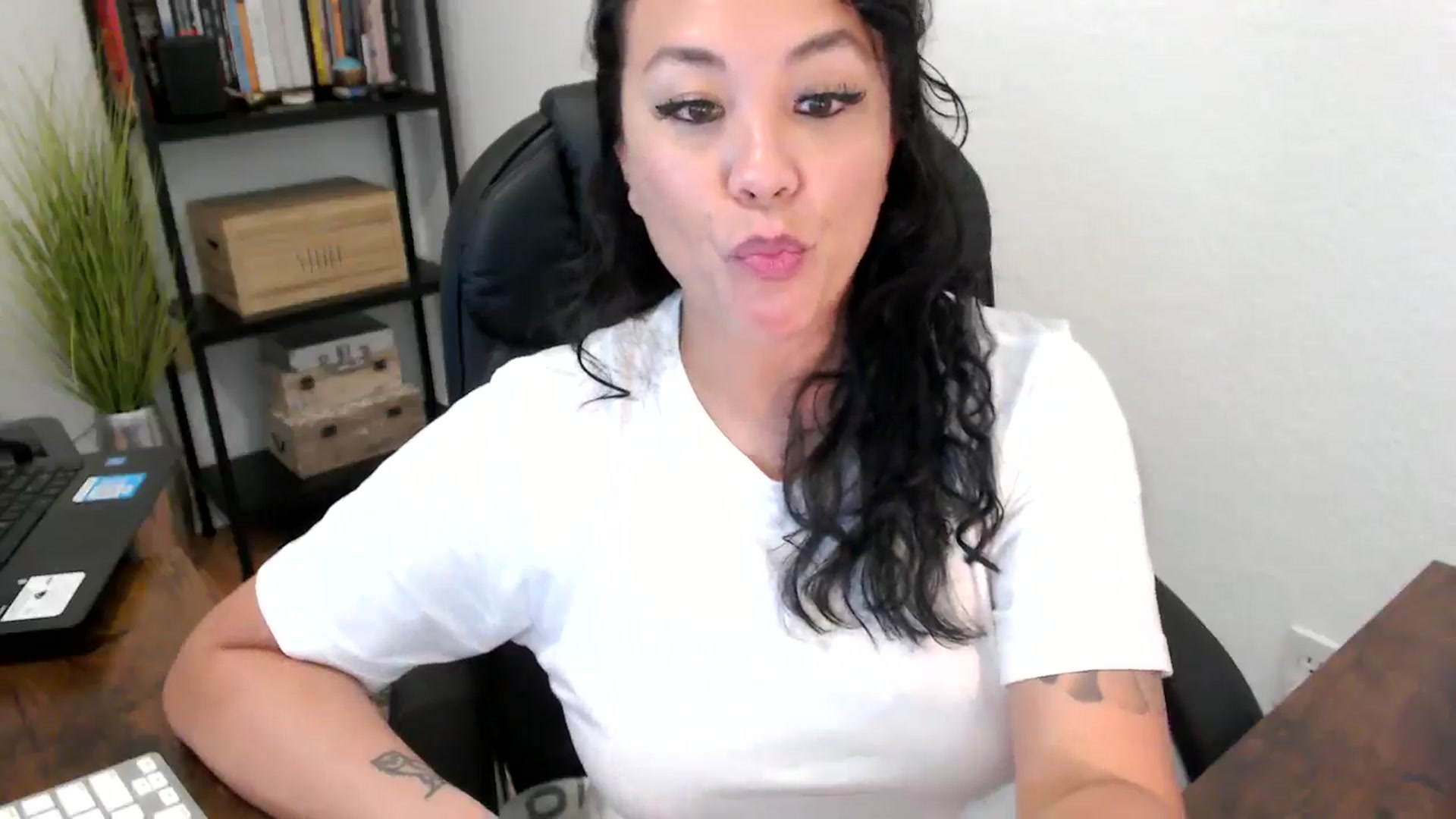Gallery image thumbnail from MickaylaMoon's myfreecams stream on, 08/20/2024, 21:35 image 17 of 20
