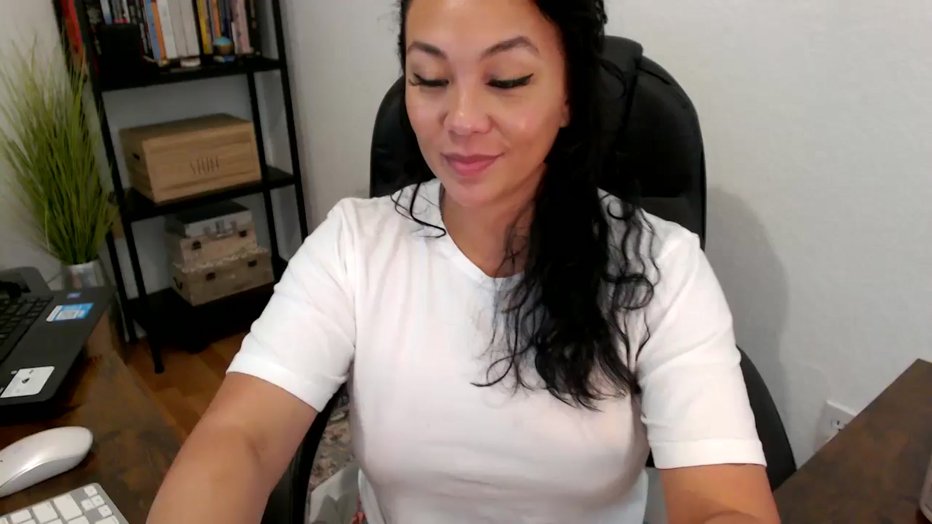 Gallery image thumbnail from MickaylaMoon's myfreecams stream on, 08/20/2024, 22:07 image 15 of 20