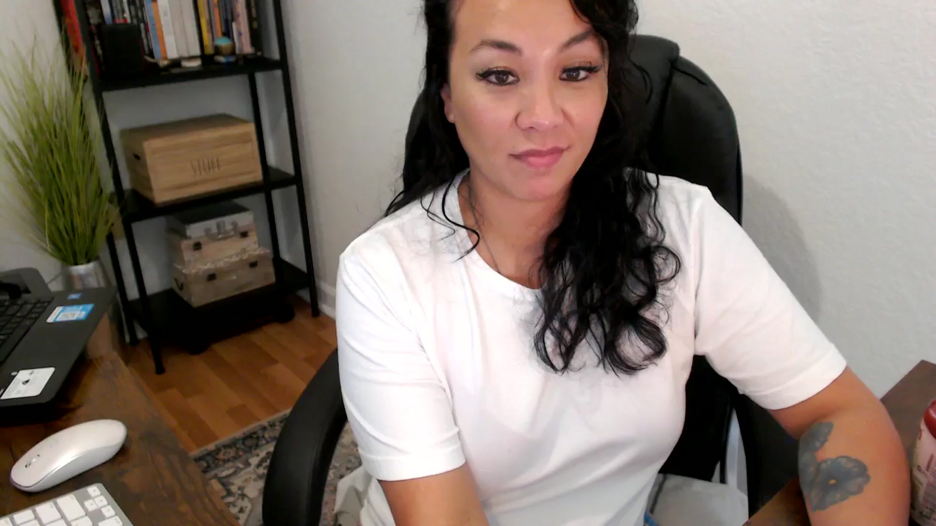 Gallery image thumbnail from MickaylaMoon's myfreecams stream on, 08/20/2024, 22:07 image 3 of 20