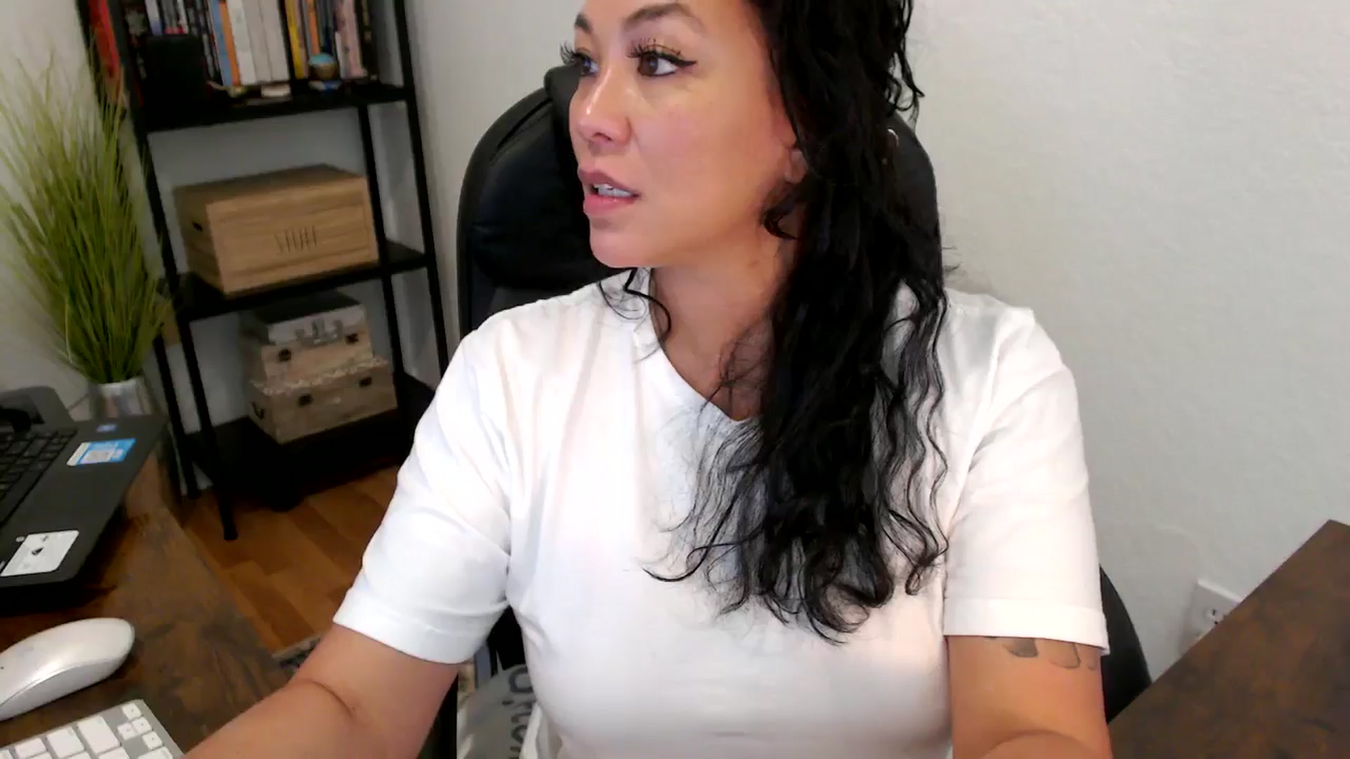 Gallery image thumbnail from MickaylaMoon's myfreecams stream on, 08/20/2024, 22:07 image 17 of 20