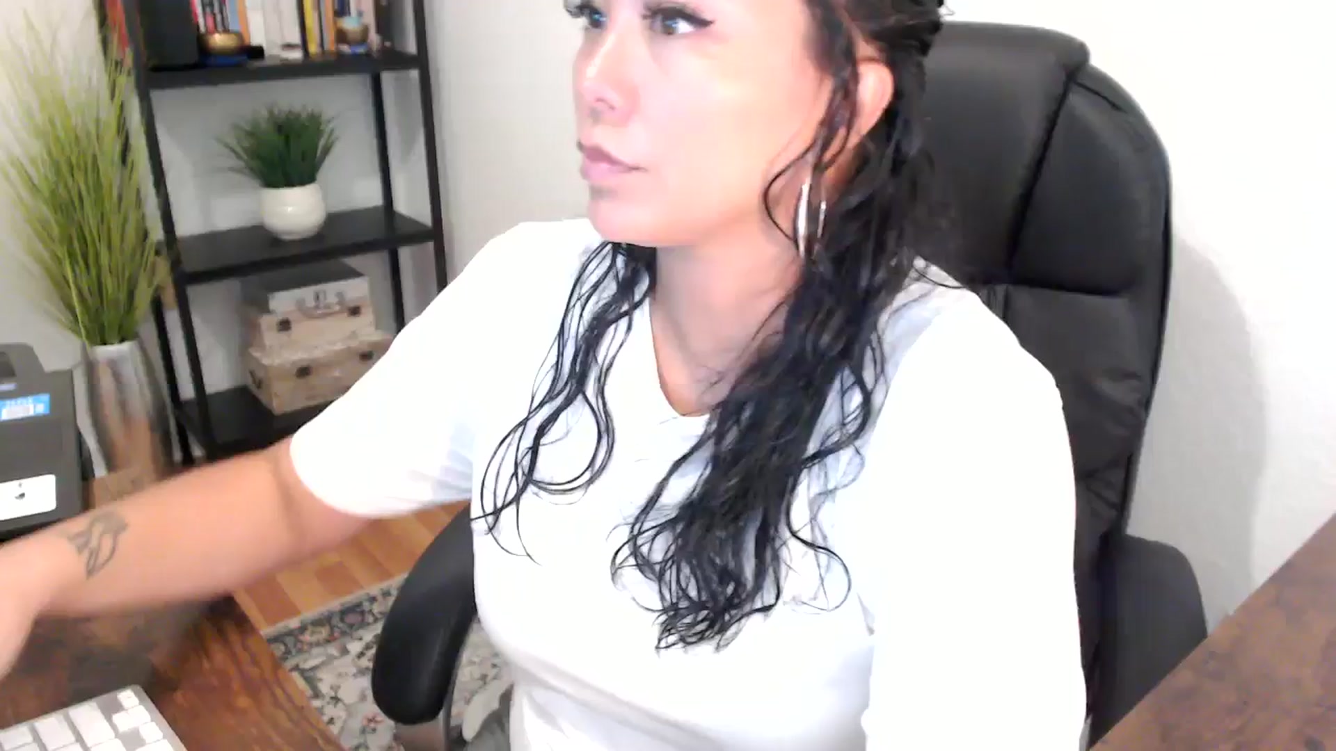 Gallery image thumbnail from MickaylaMoon's myfreecams stream on, 09/03/2024, 17:29 image 4 of 20