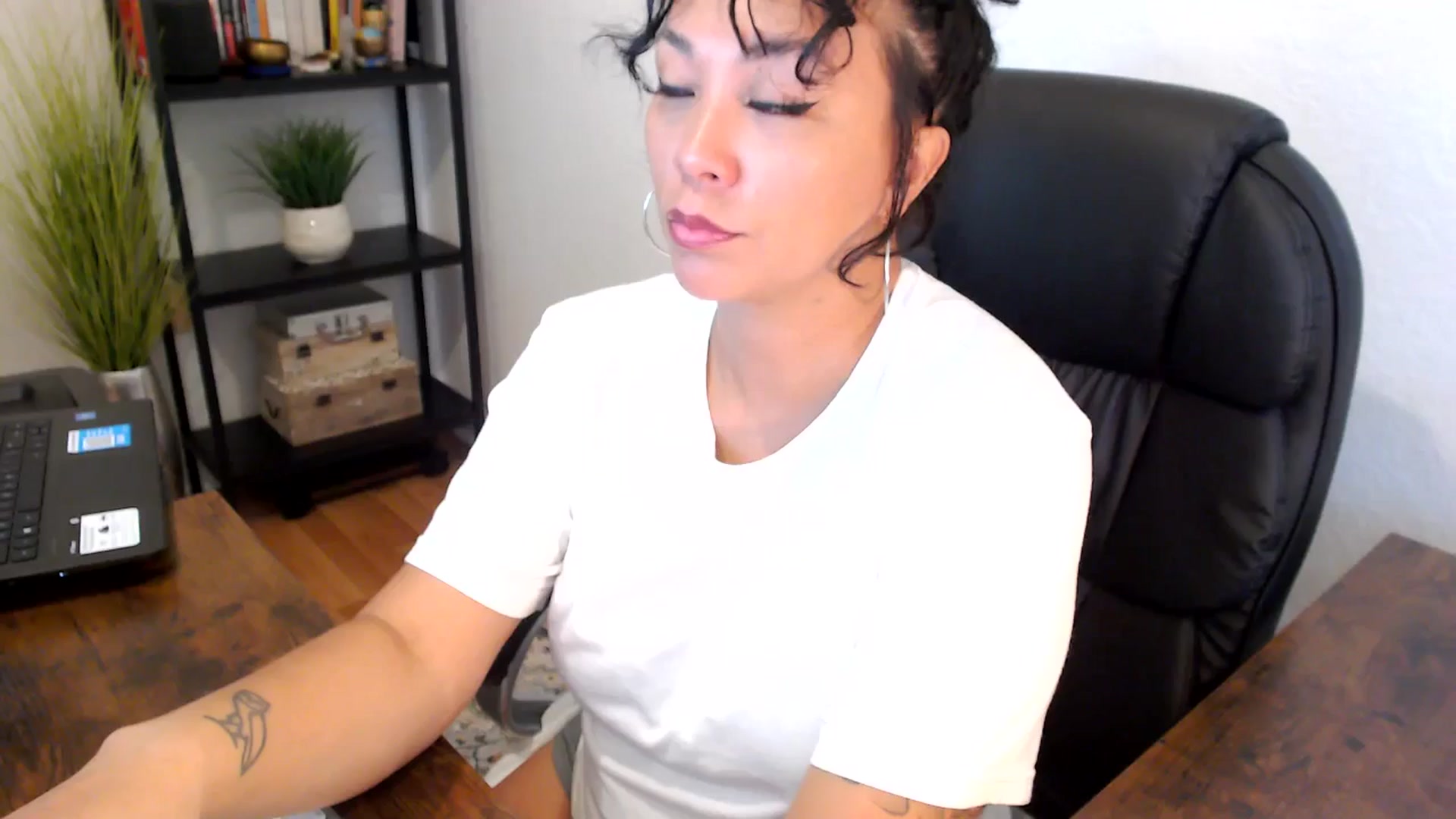 Gallery image thumbnail from MickaylaMoon's myfreecams stream on, 09/06/2024, 14:45 image 17 of 20