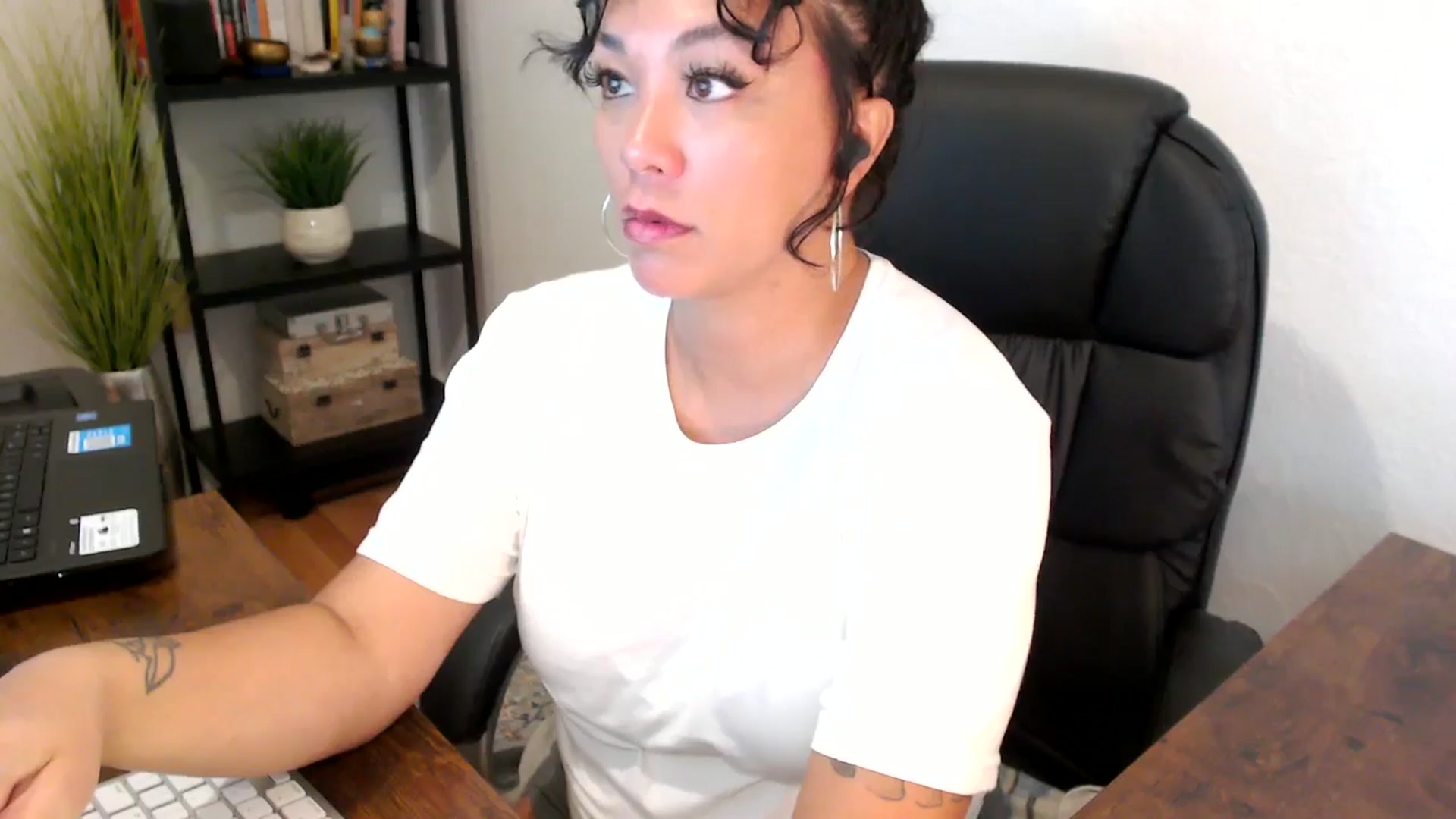 Gallery image thumbnail from MickaylaMoon's myfreecams stream on, 09/06/2024, 15:45 image 10 of 20