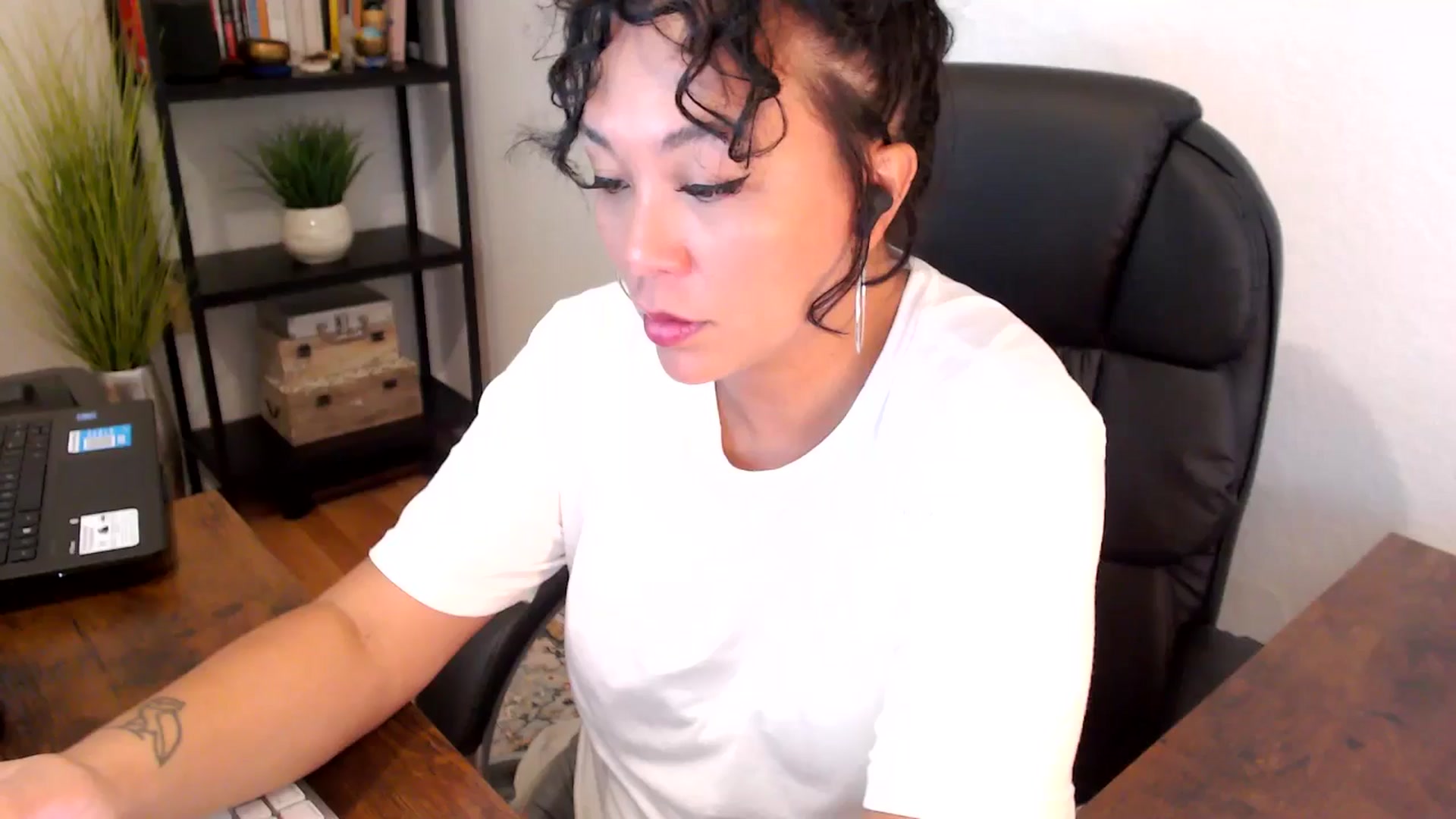 Gallery image thumbnail from MickaylaMoon's myfreecams stream on, 09/06/2024, 15:45 image 1 of 20