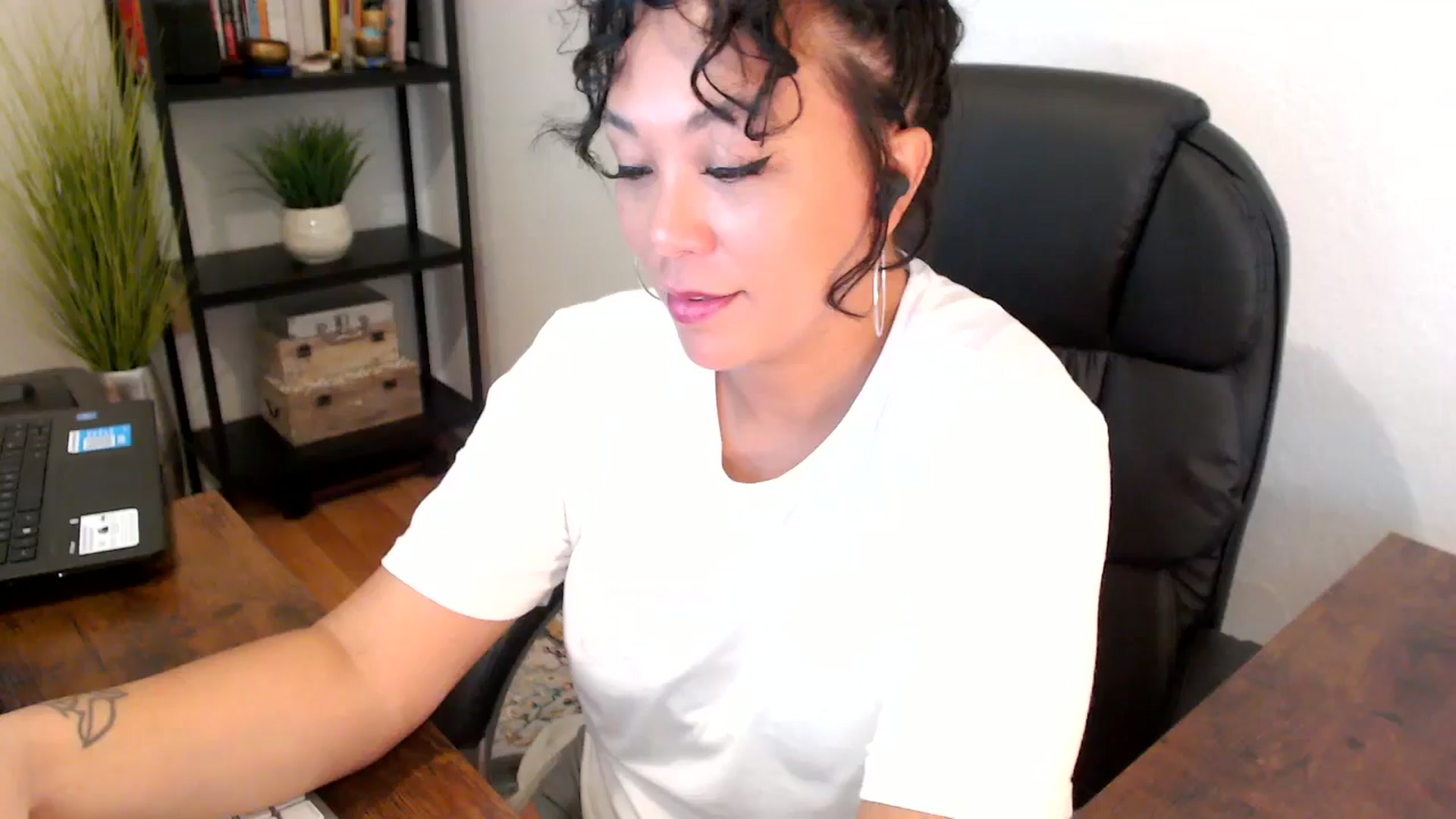 Gallery image thumbnail from MickaylaMoon's myfreecams stream on, 09/06/2024, 15:45 image 2 of 20