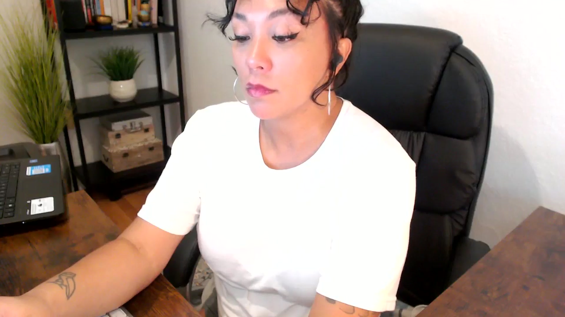Gallery image thumbnail from MickaylaMoon's myfreecams stream on, 09/06/2024, 15:45 image 9 of 20