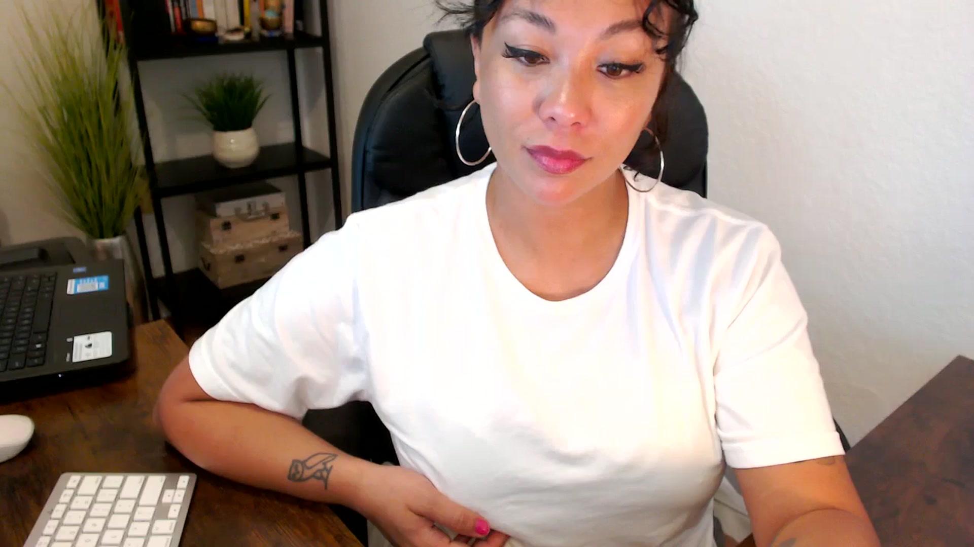 Gallery image thumbnail from MickaylaMoon's myfreecams stream on, 09/06/2024, 16:04 image 6 of 20