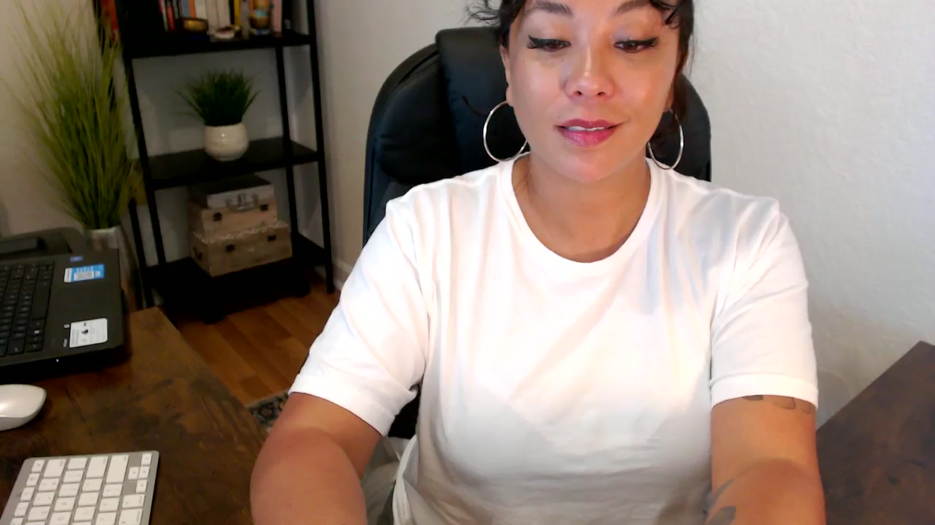 Gallery image thumbnail from MickaylaMoon's myfreecams stream on, 09/06/2024, 16:04 image 10 of 20