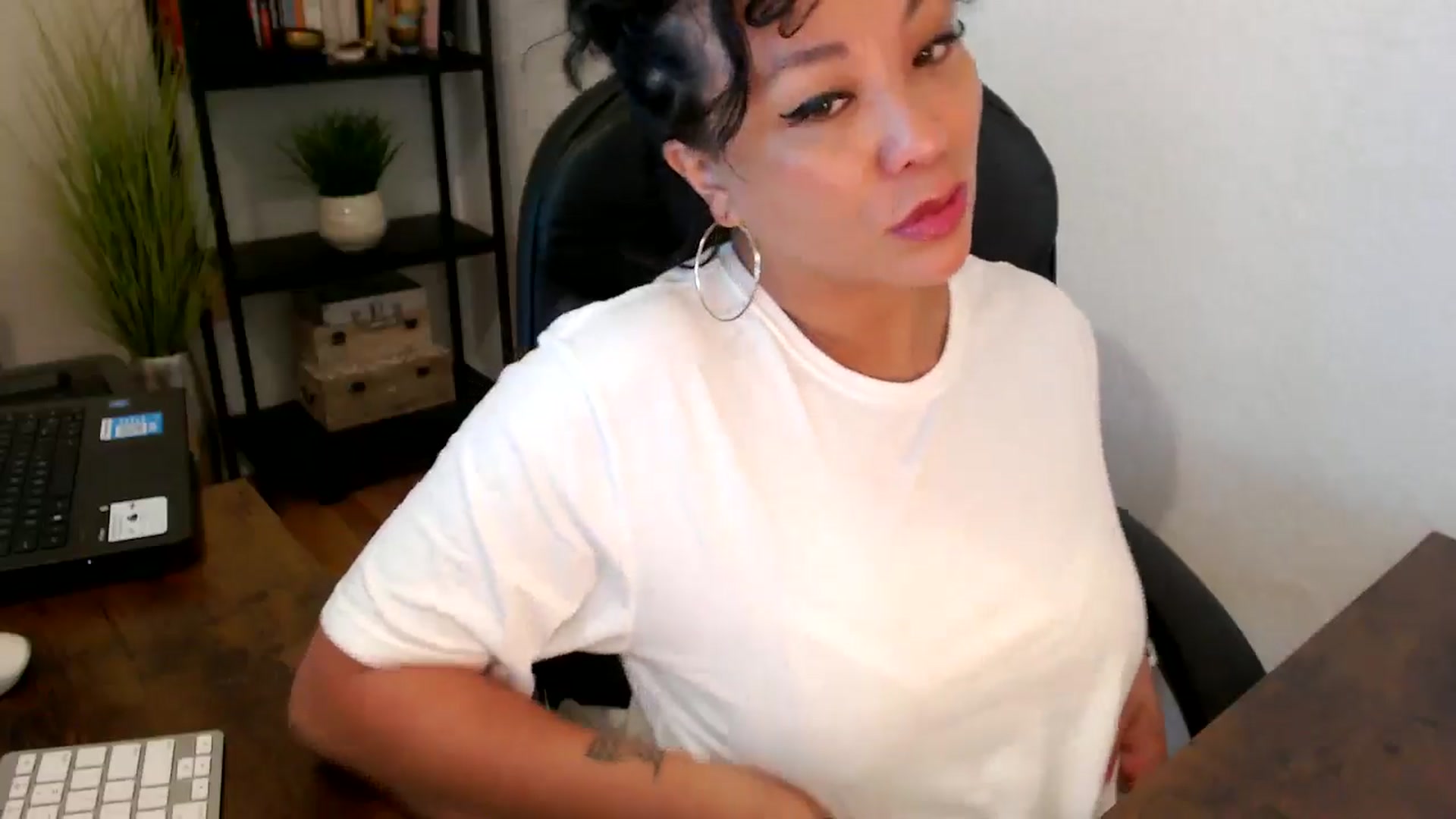 Gallery image thumbnail from MickaylaMoon's myfreecams stream on, 09/06/2024, 16:04 image 17 of 20