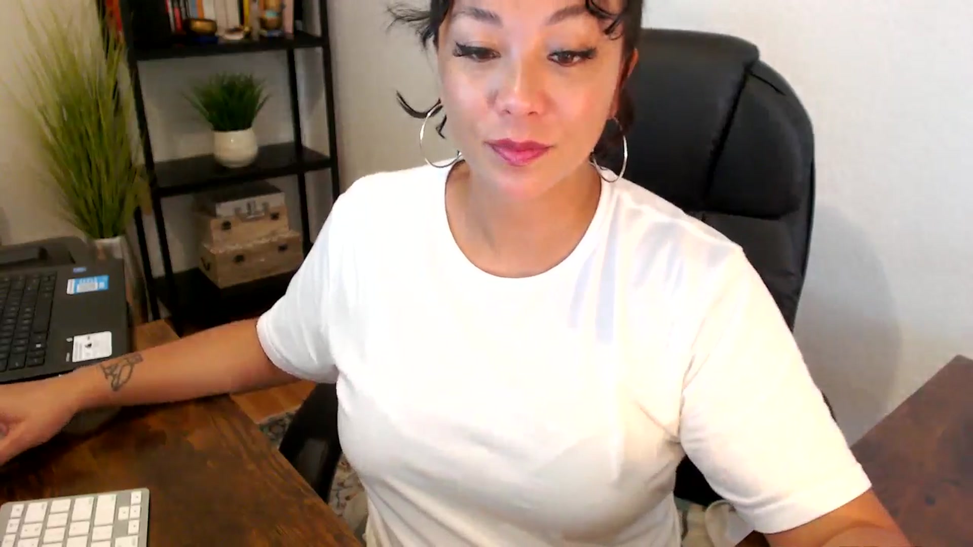 Gallery image thumbnail from MickaylaMoon's myfreecams stream on, 09/06/2024, 16:04 image 19 of 20