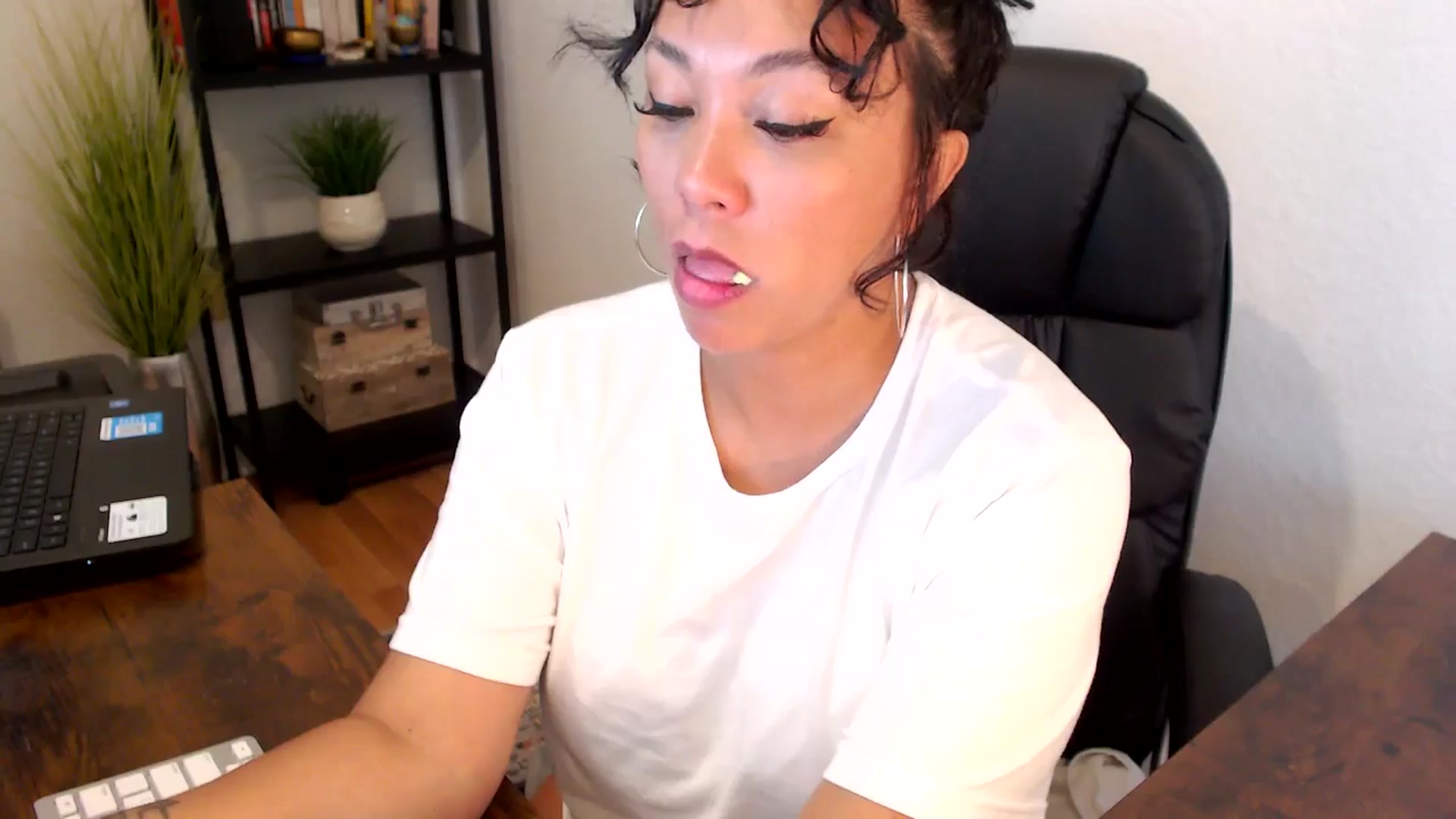 Gallery image thumbnail from MickaylaMoon's myfreecams stream on, 09/06/2024, 16:52 image 17 of 20