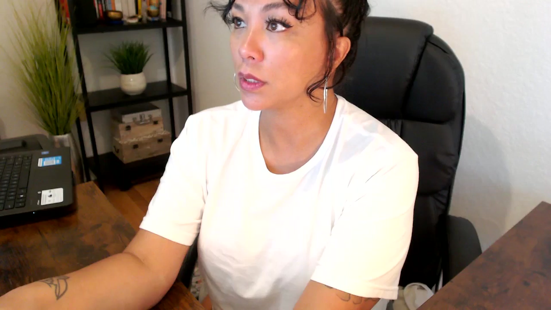 Gallery image thumbnail from MickaylaMoon's myfreecams stream on, 09/06/2024, 16:52 image 16 of 20