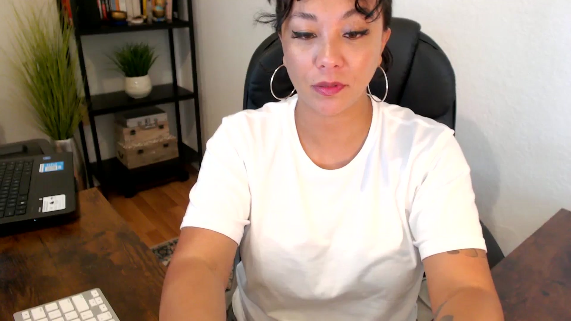 Gallery image thumbnail from MickaylaMoon's myfreecams stream on, 09/06/2024, 17:36 image 5 of 20