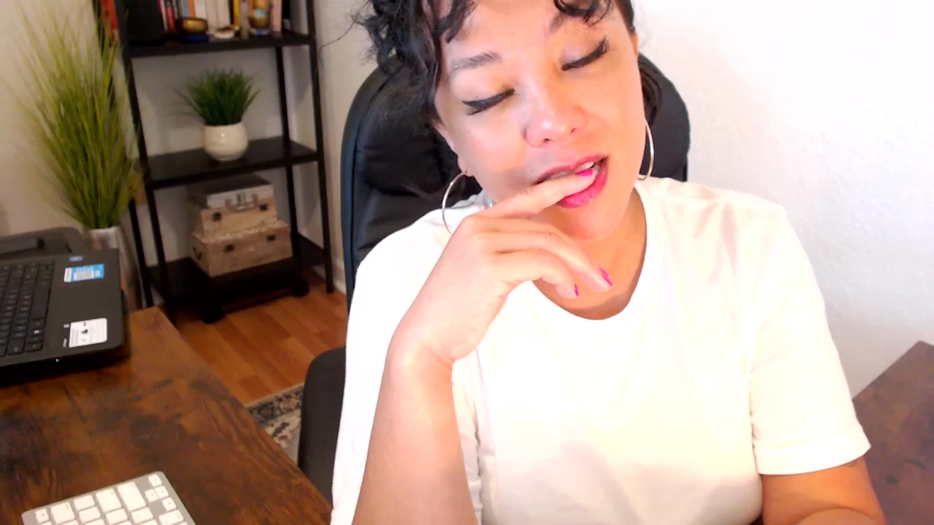 Gallery image thumbnail from MickaylaMoon's myfreecams stream on, 09/06/2024, 17:36 image 4 of 20