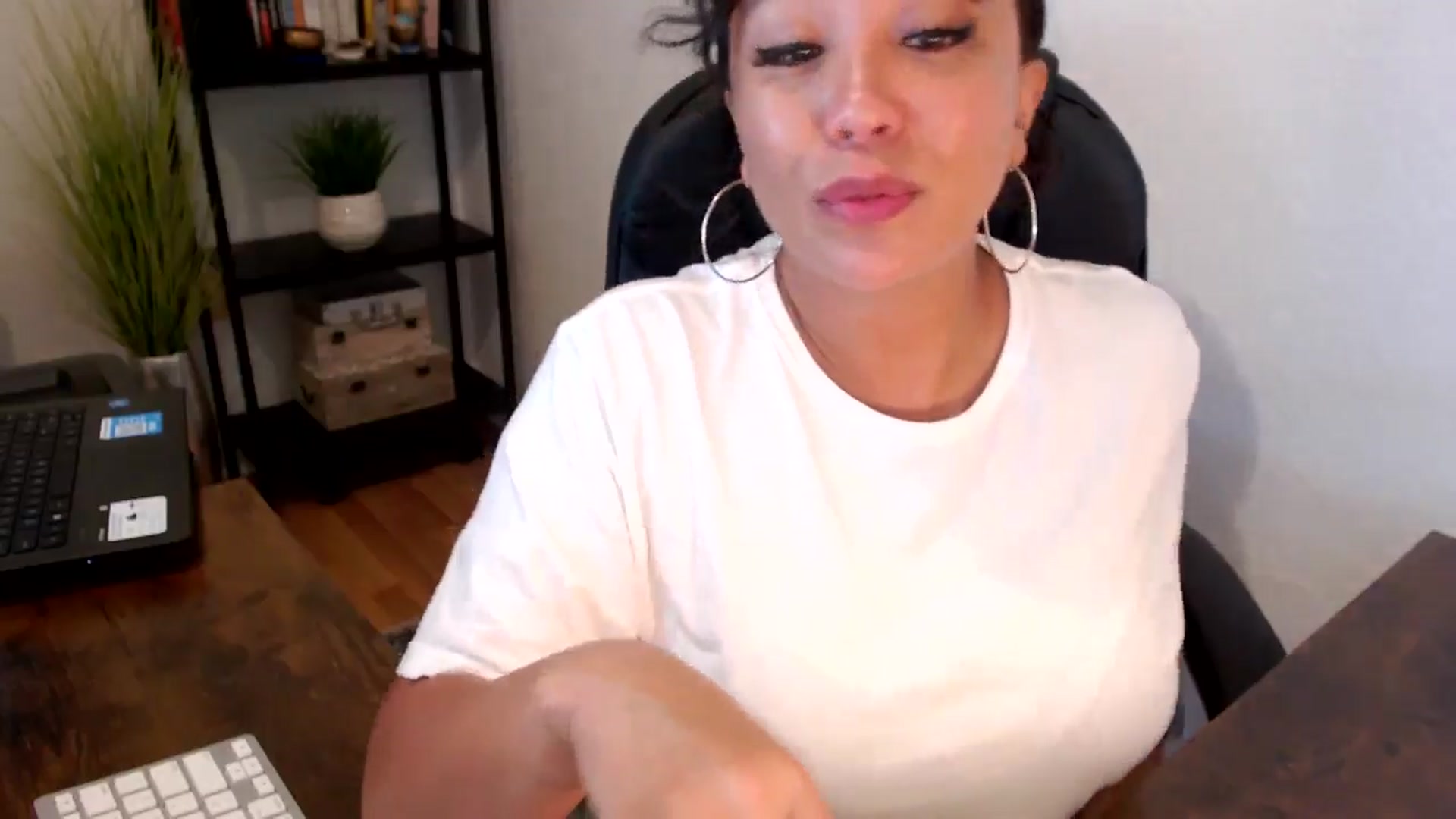 Gallery image thumbnail from MickaylaMoon's myfreecams stream on, 09/06/2024, 17:36 image 16 of 20