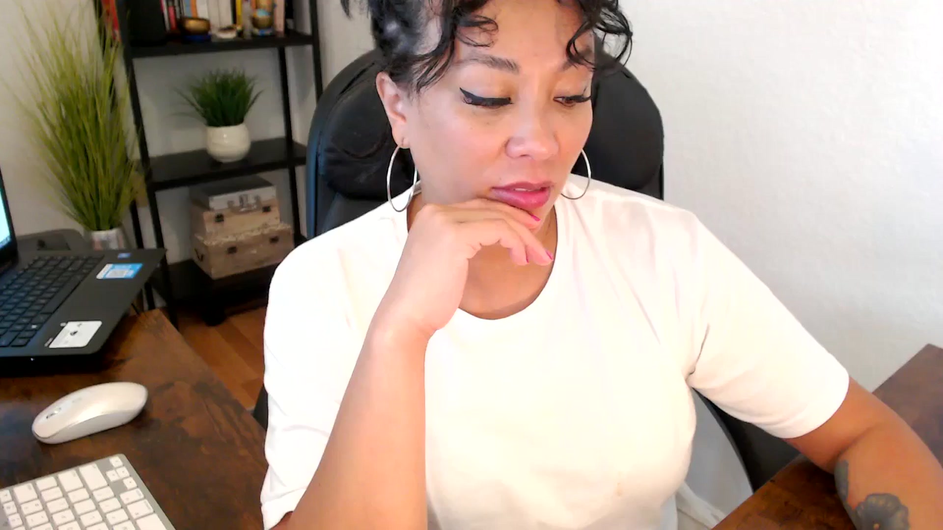 Gallery image thumbnail from MickaylaMoon's myfreecams stream on, 09/06/2024, 19:37 image 16 of 20