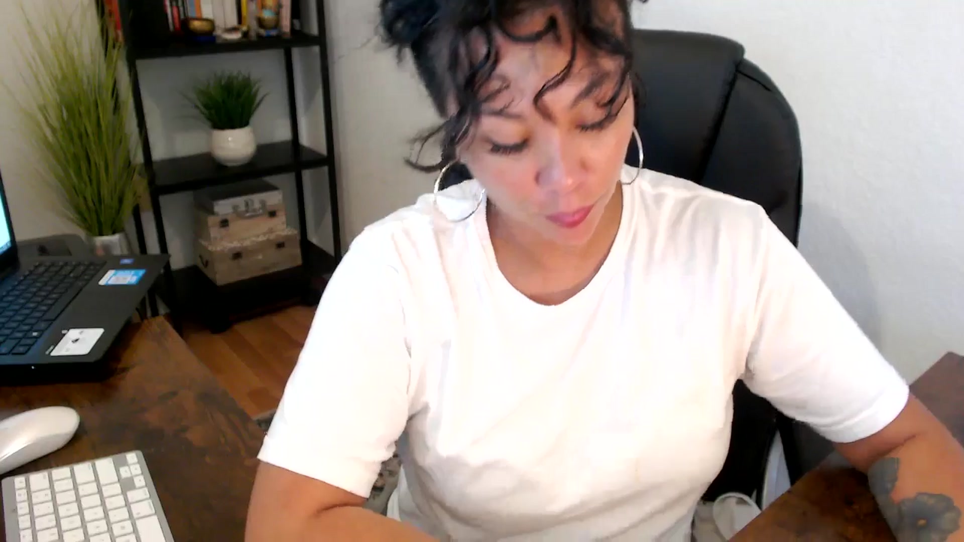 Gallery image thumbnail from MickaylaMoon's myfreecams stream on, 09/06/2024, 19:37 image 6 of 20