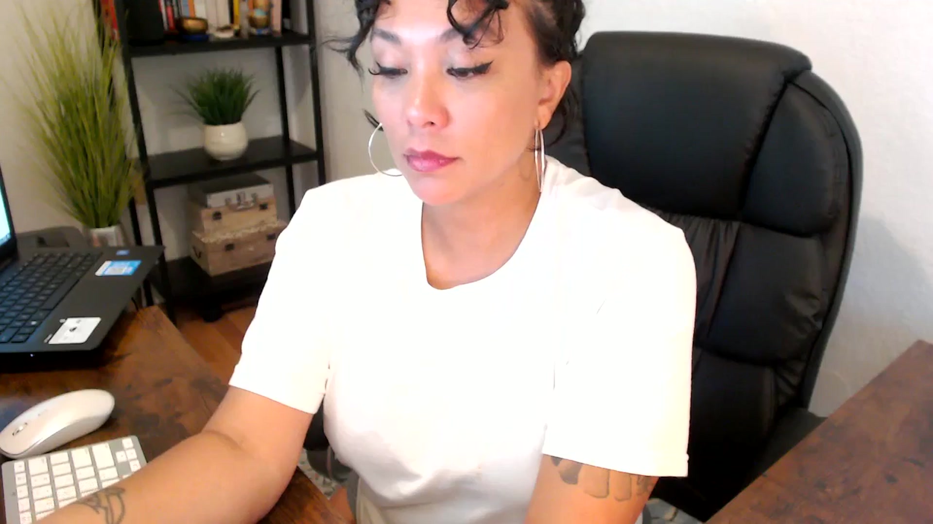 Gallery image thumbnail from MickaylaMoon's myfreecams stream on, 09/06/2024, 19:37 image 3 of 20