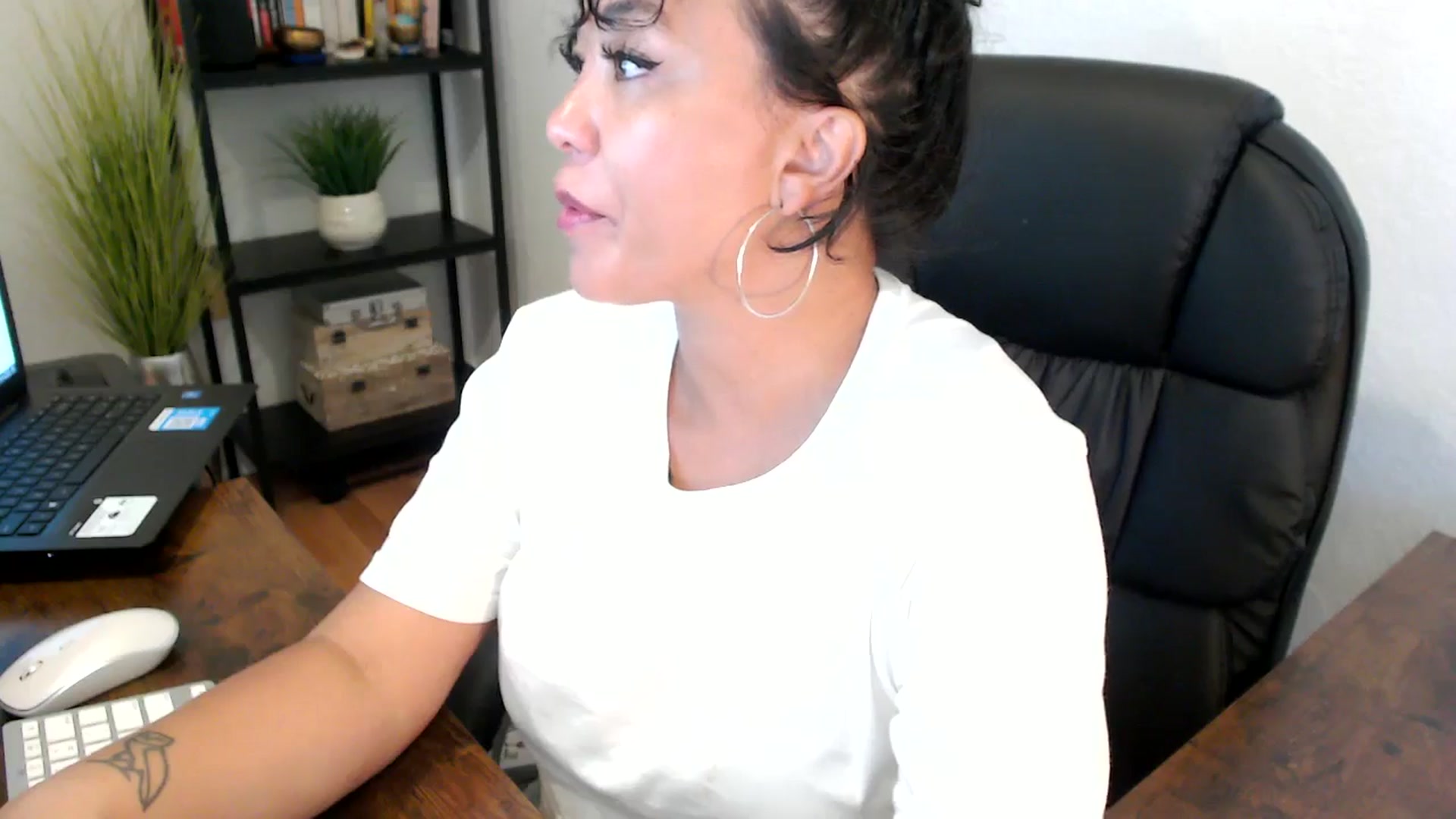 Gallery image thumbnail from MickaylaMoon's myfreecams stream on, 09/06/2024, 19:37 image 4 of 20