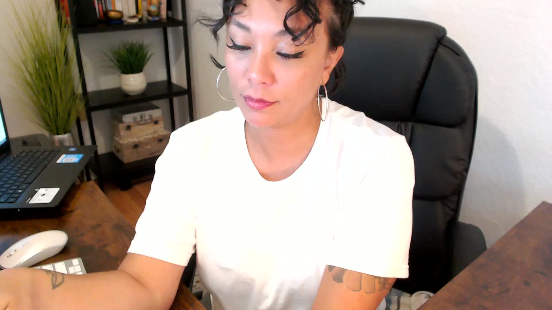 Gallery image thumbnail from MickaylaMoon's myfreecams stream on, 09/06/2024, 19:37 image 2 of 20