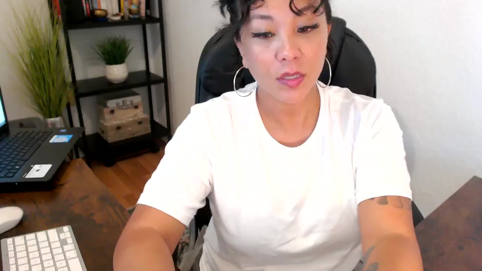 Gallery image thumbnail from MickaylaMoon's myfreecams stream on, 09/06/2024, 19:37 image 7 of 20