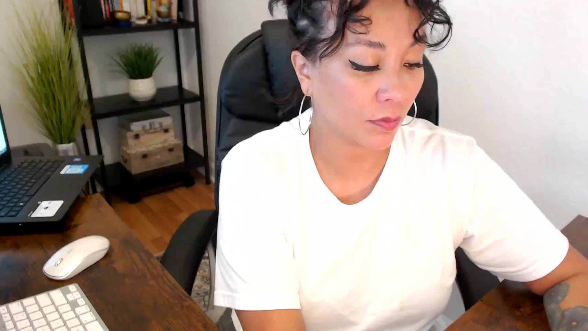 Gallery image thumbnail from MickaylaMoon's myfreecams stream on, 09/06/2024, 19:37 image 15 of 20