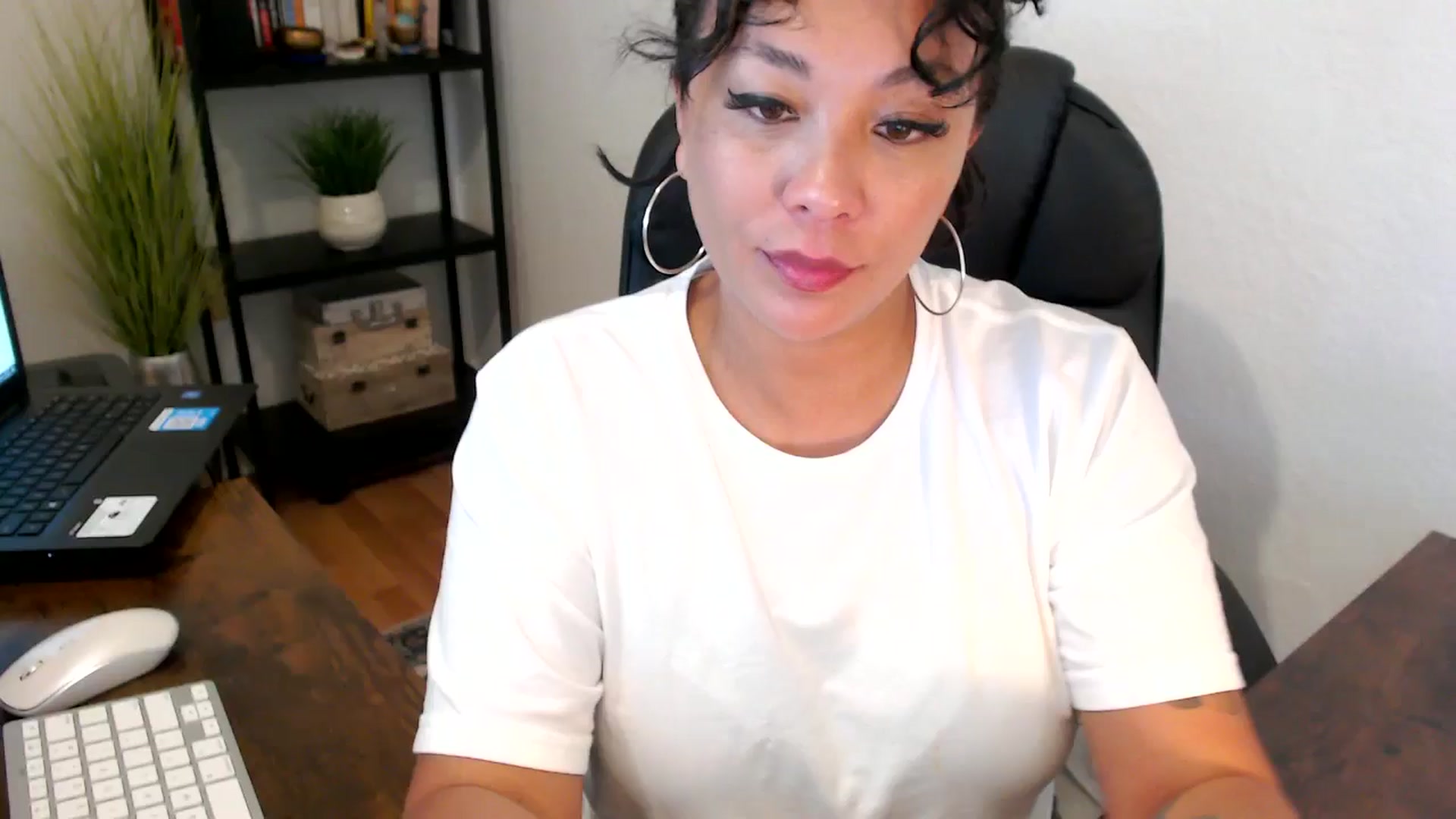 Gallery image thumbnail from MickaylaMoon's myfreecams stream on, 09/06/2024, 19:37 image 1 of 20