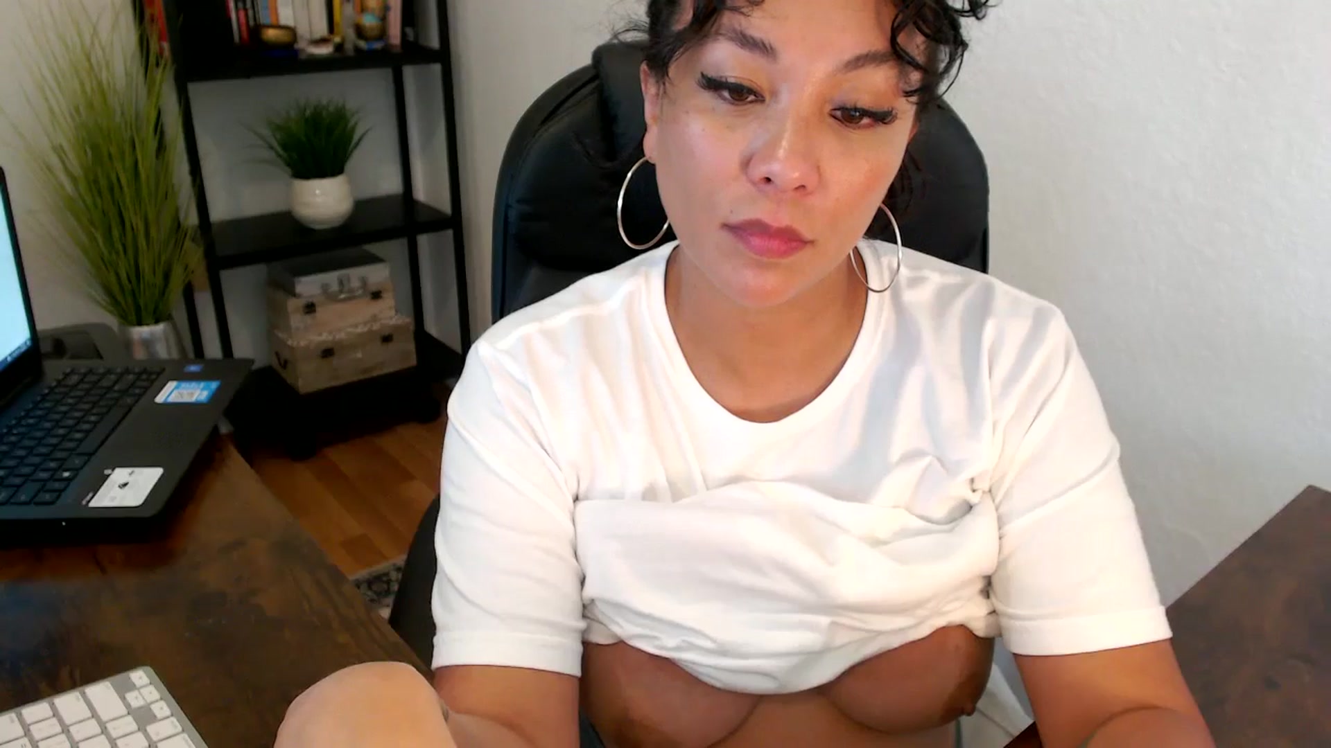 Gallery image thumbnail from MickaylaMoon's myfreecams stream on, 09/06/2024, 20:50 image 13 of 20