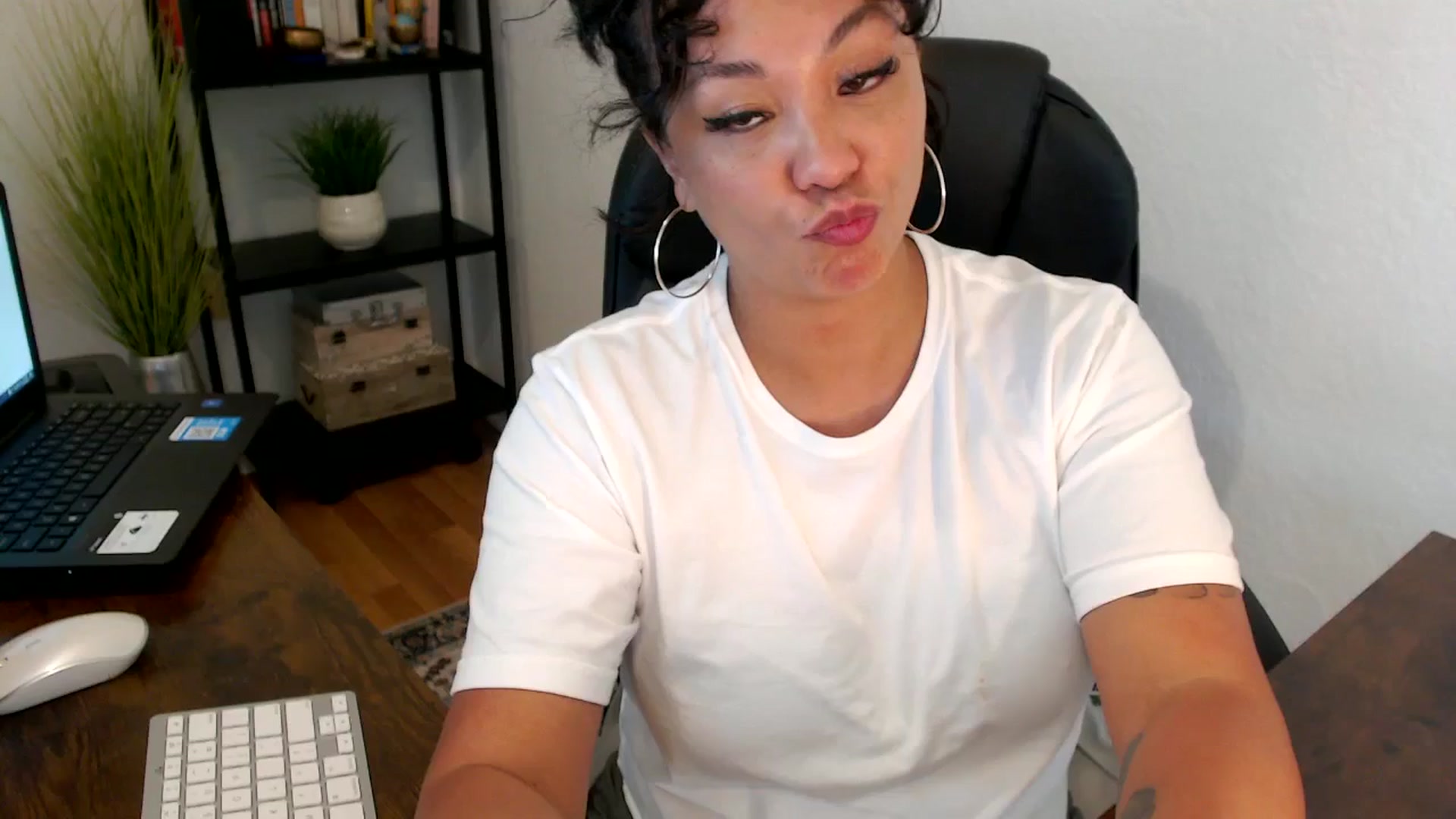 Gallery image thumbnail from MickaylaMoon's myfreecams stream on, 09/06/2024, 20:50 image 1 of 20