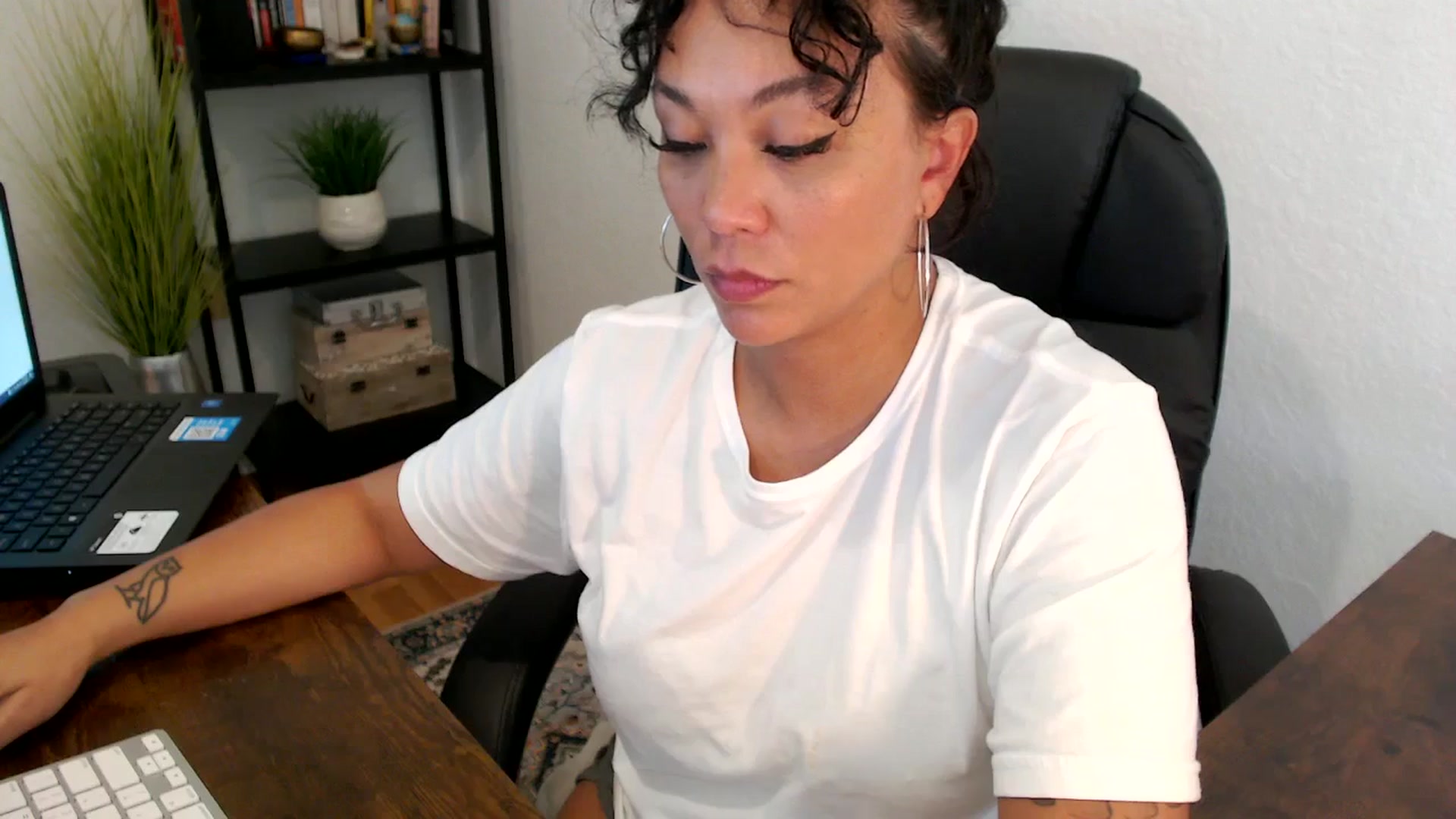 Gallery image thumbnail from MickaylaMoon's myfreecams stream on, 09/06/2024, 20:50 image 10 of 20