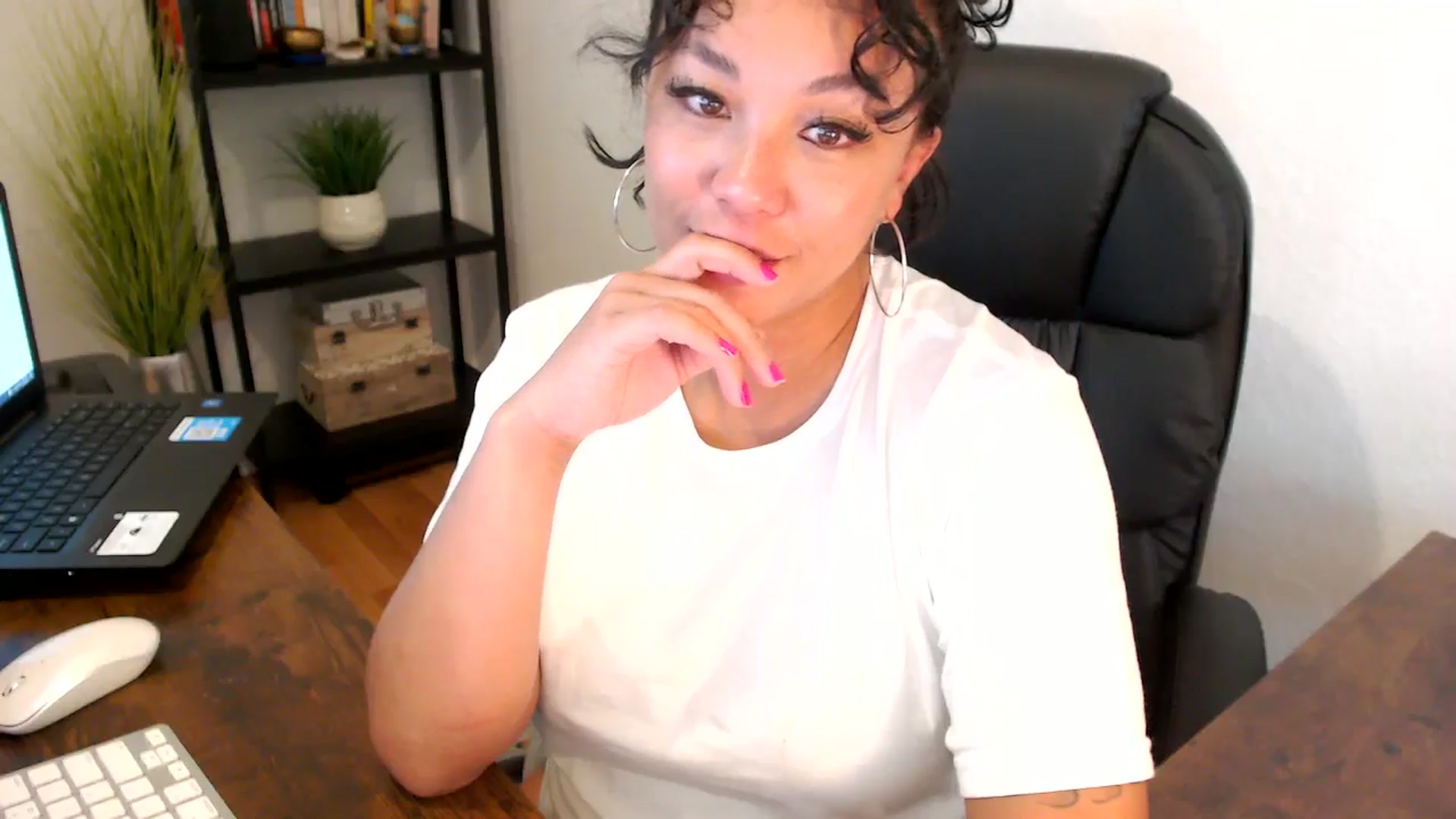 Gallery image thumbnail from MickaylaMoon's myfreecams stream on, 09/06/2024, 20:50 image 19 of 20