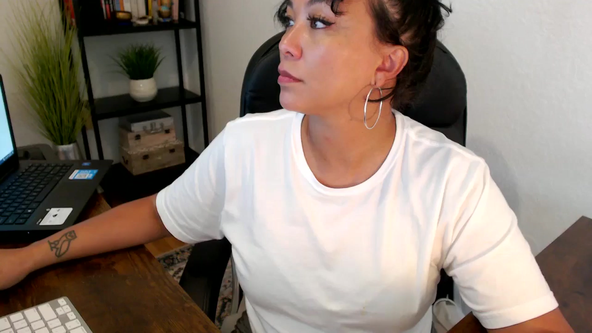 Gallery image thumbnail from MickaylaMoon's myfreecams stream on, 09/06/2024, 20:50 image 3 of 20