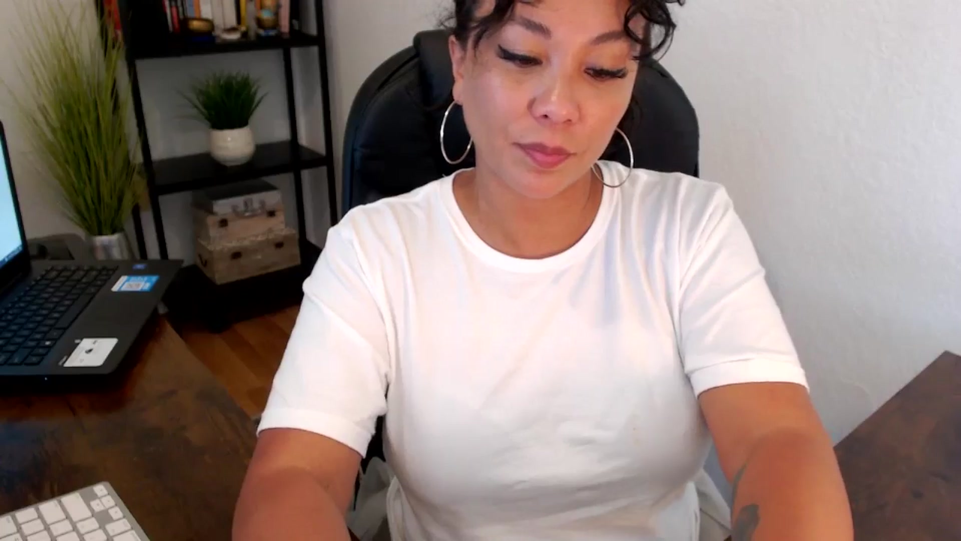 Gallery image thumbnail from MickaylaMoon's myfreecams stream on, 09/06/2024, 20:50 image 16 of 20