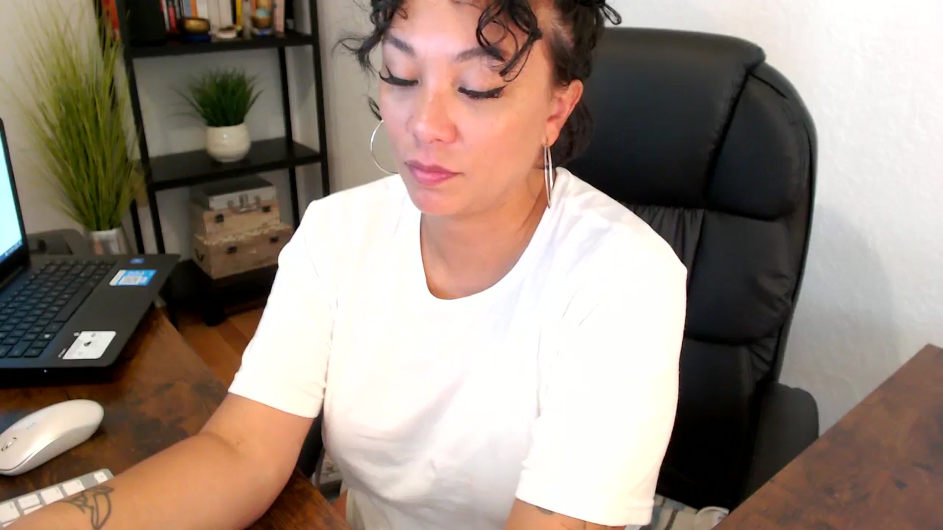 Gallery image thumbnail from MickaylaMoon's myfreecams stream on, 09/06/2024, 20:50 image 20 of 20