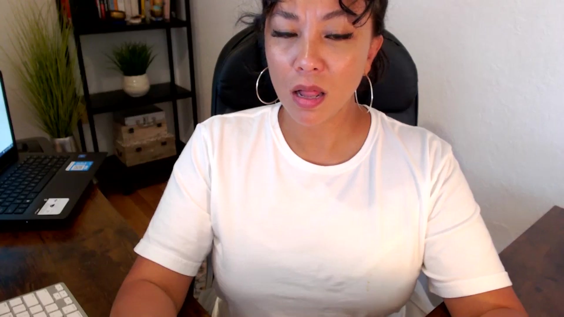 Gallery image thumbnail from MickaylaMoon's myfreecams stream on, 09/06/2024, 20:50 image 17 of 20