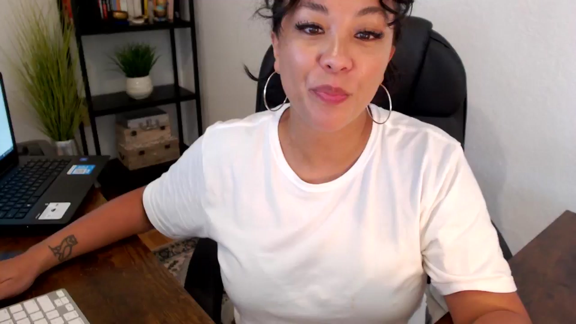 Gallery image thumbnail from MickaylaMoon's myfreecams stream on, 09/06/2024, 20:50 image 12 of 20