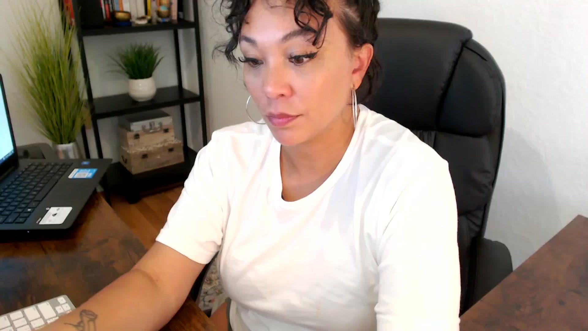 Gallery image thumbnail from MickaylaMoon's myfreecams stream on, 09/06/2024, 20:50 image 14 of 20