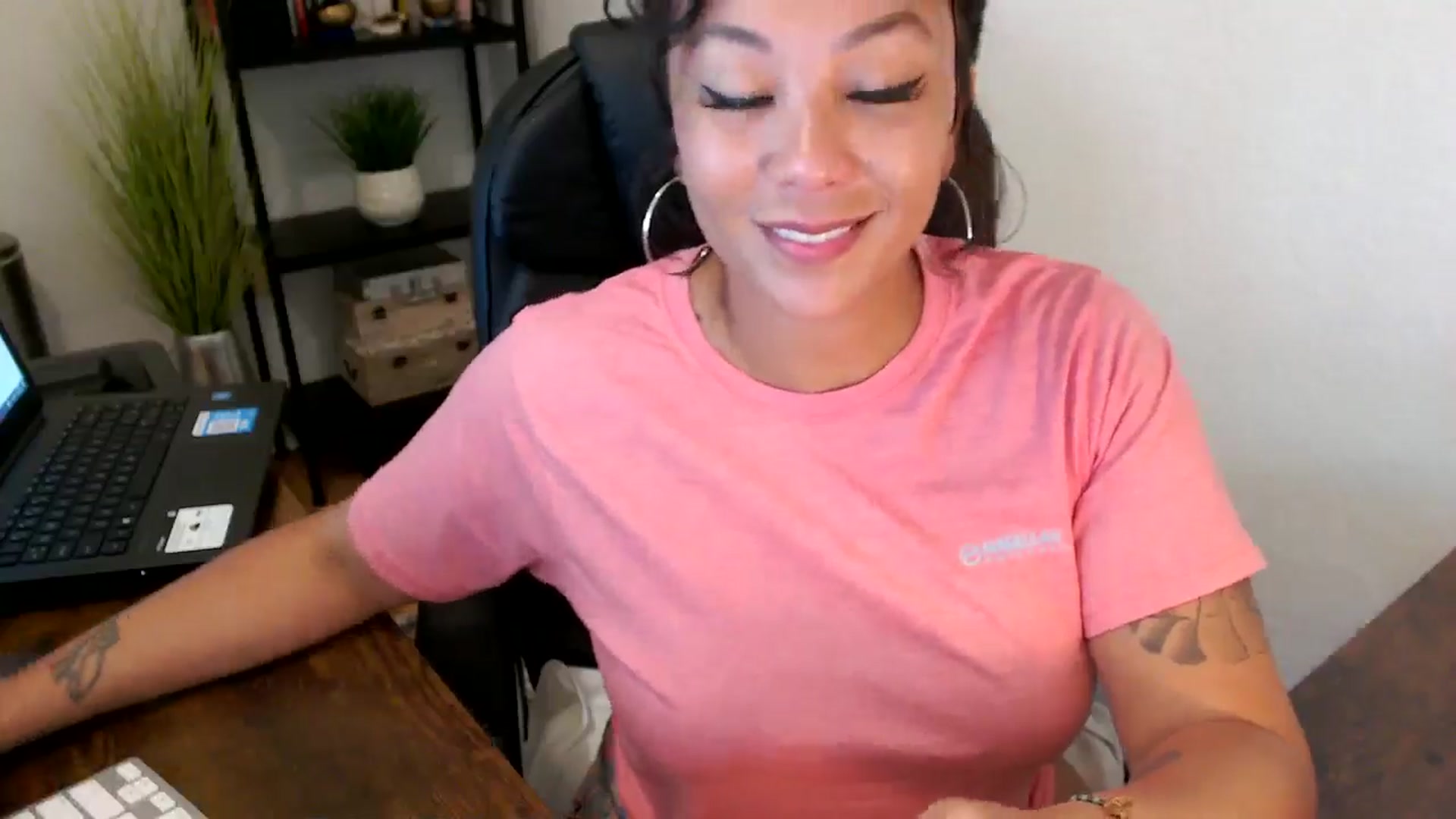 Gallery image thumbnail from MickaylaMoon's myfreecams stream on, 09/09/2024, 15:50 image 11 of 20